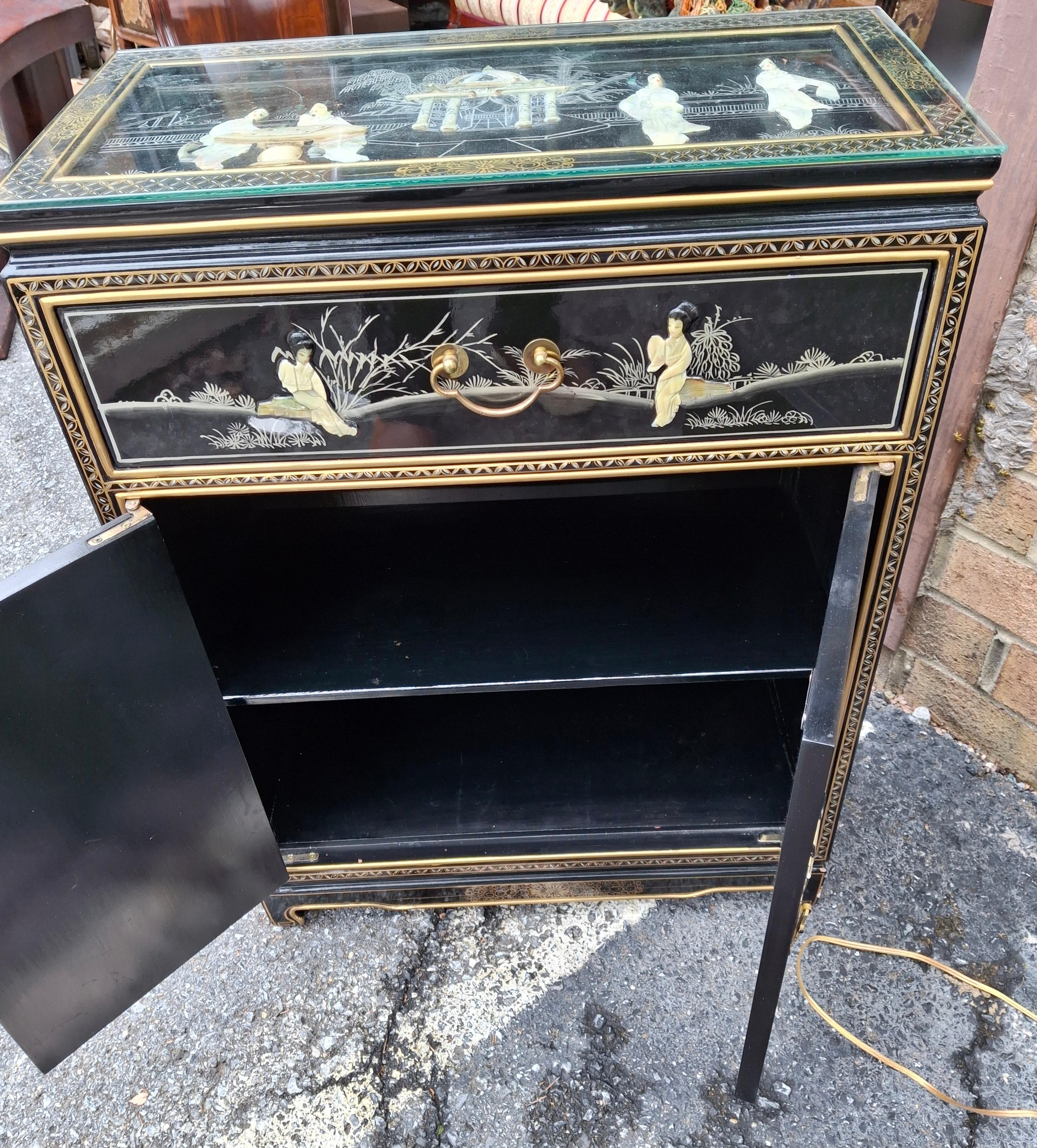 Meuble d'appoint chinois laqué décoré de nacre et de pierre dure en vente 6