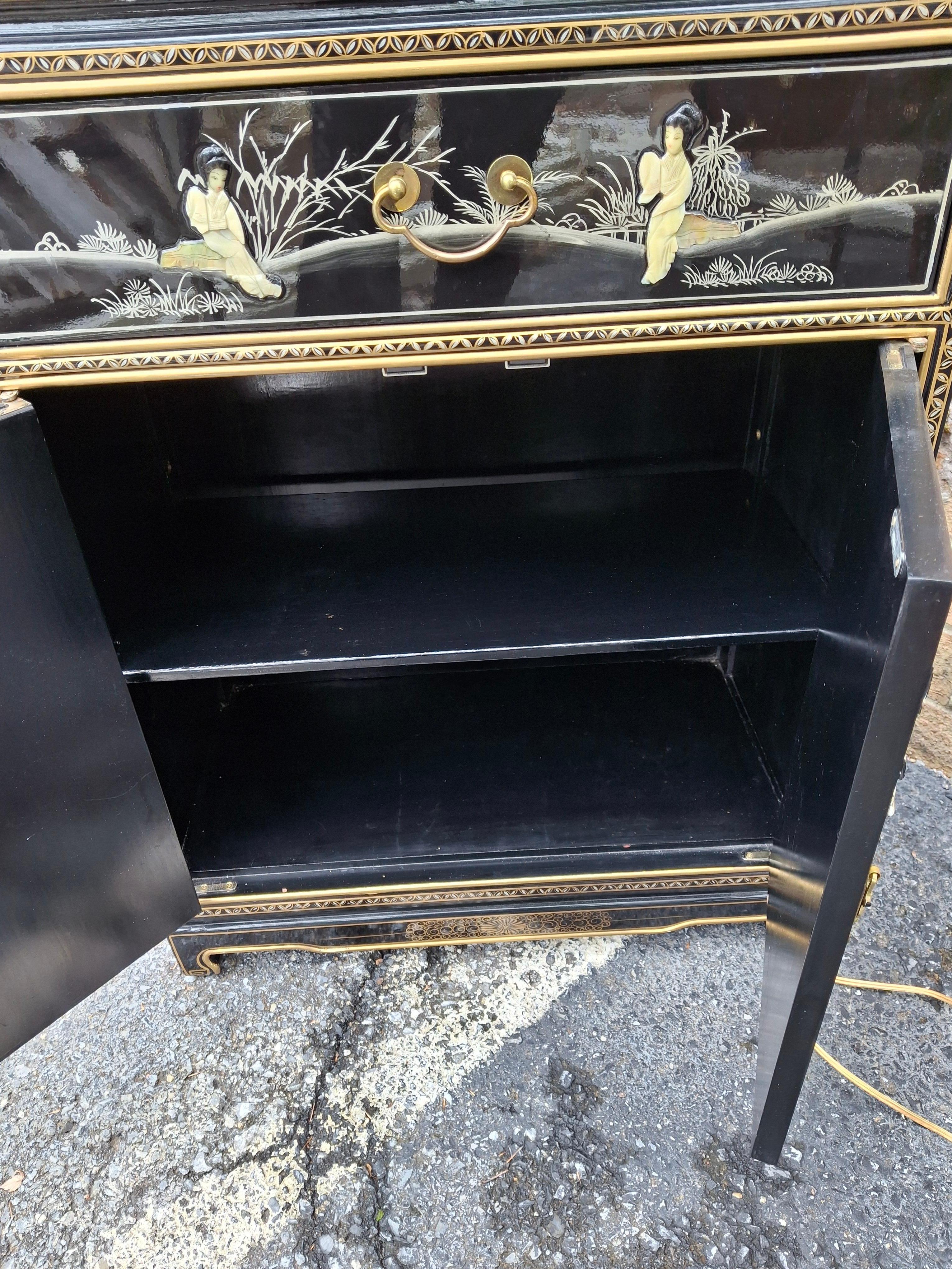 Meuble d'appoint chinois laqué décoré de nacre et de pierre dure en vente 7