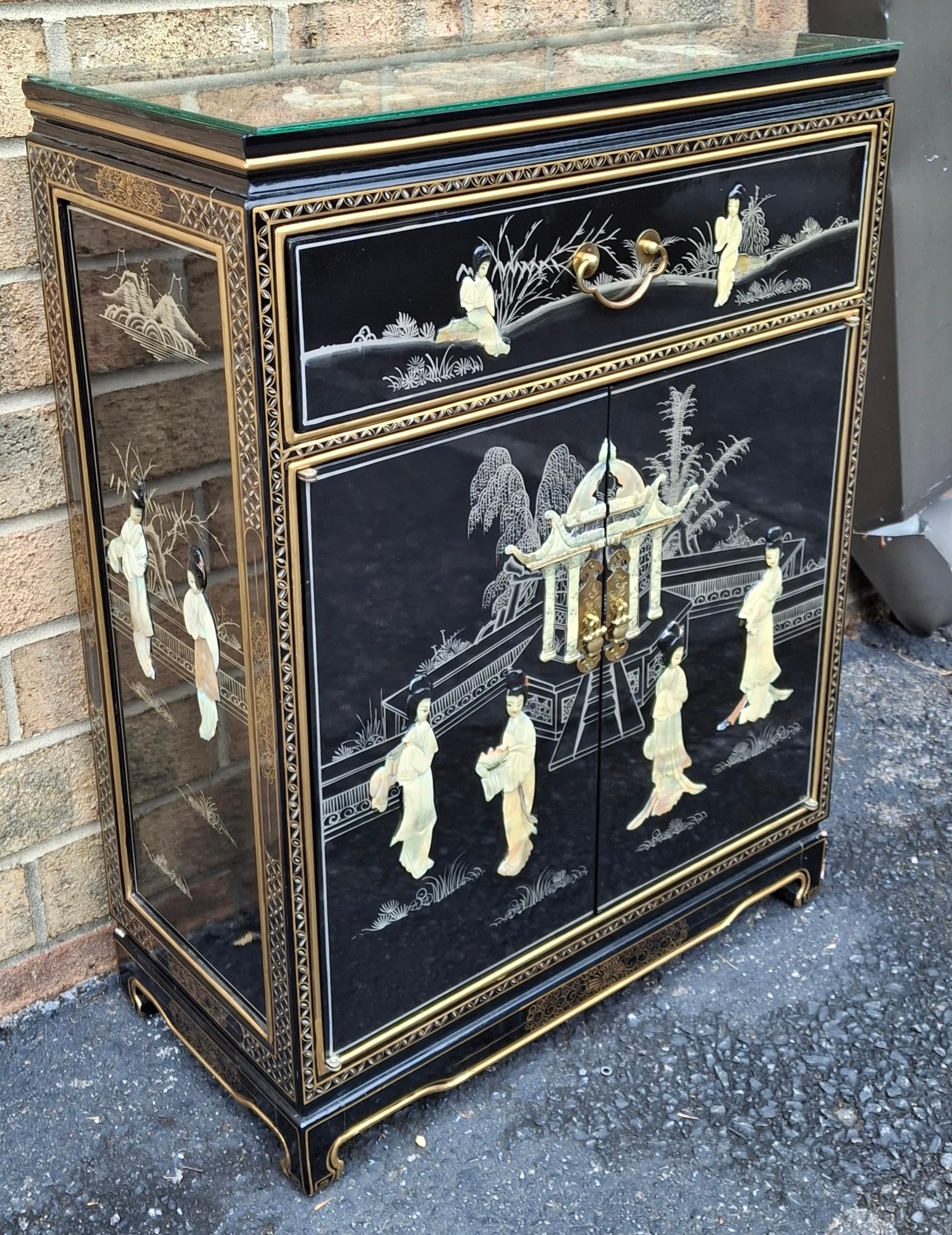 Meuble d'appoint chinois laqué décoré de nacre et de pierre dure en vente 8