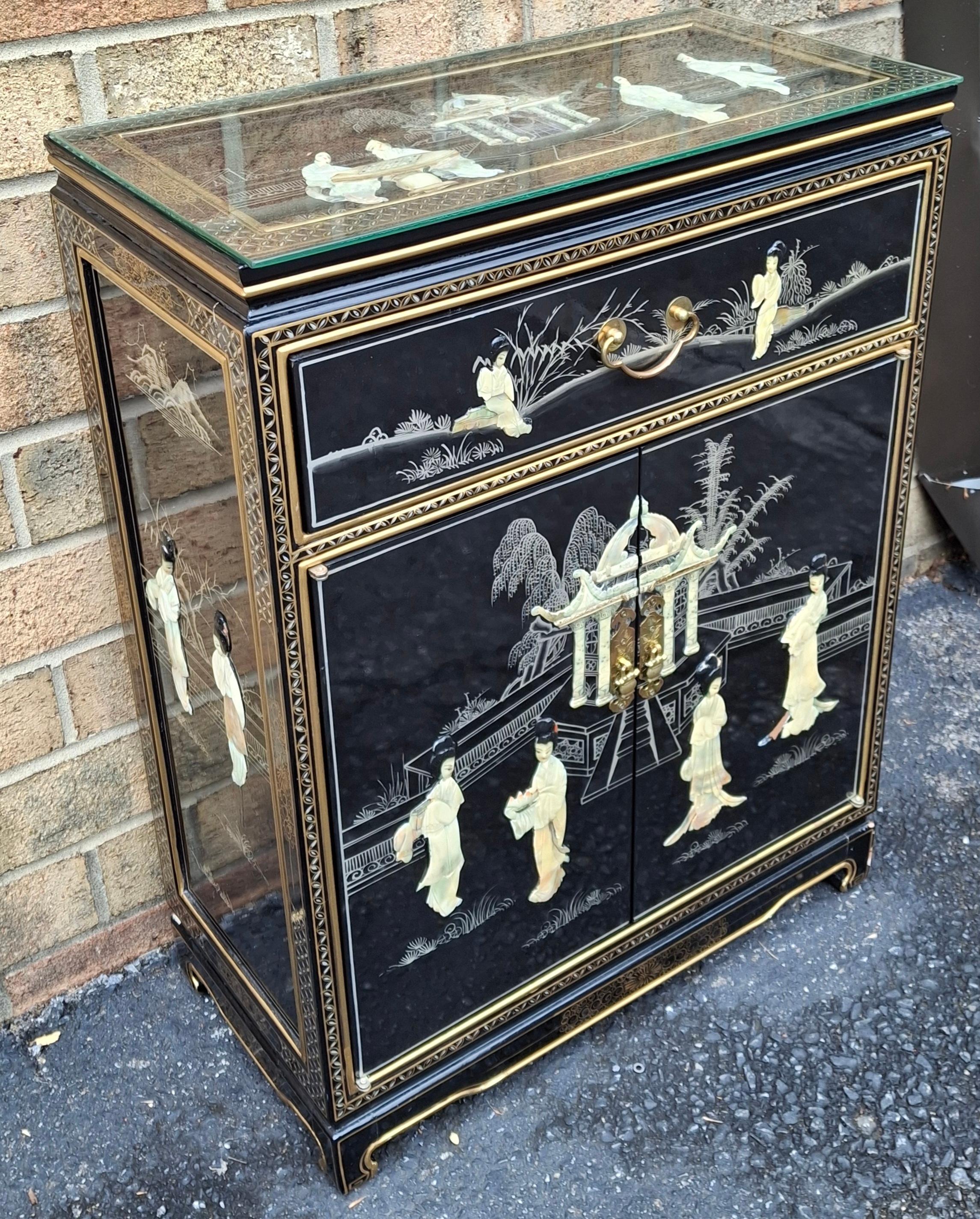 Meuble d'appoint chinois laqué décoré de nacre et de pierre dure en vente 9