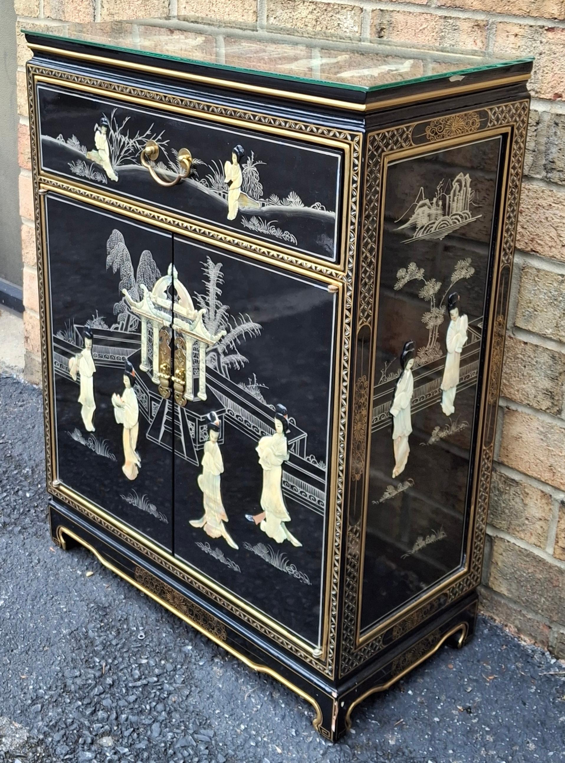 Meuble d'appoint chinois laqué décoré de nacre et de pierre dure en vente 10