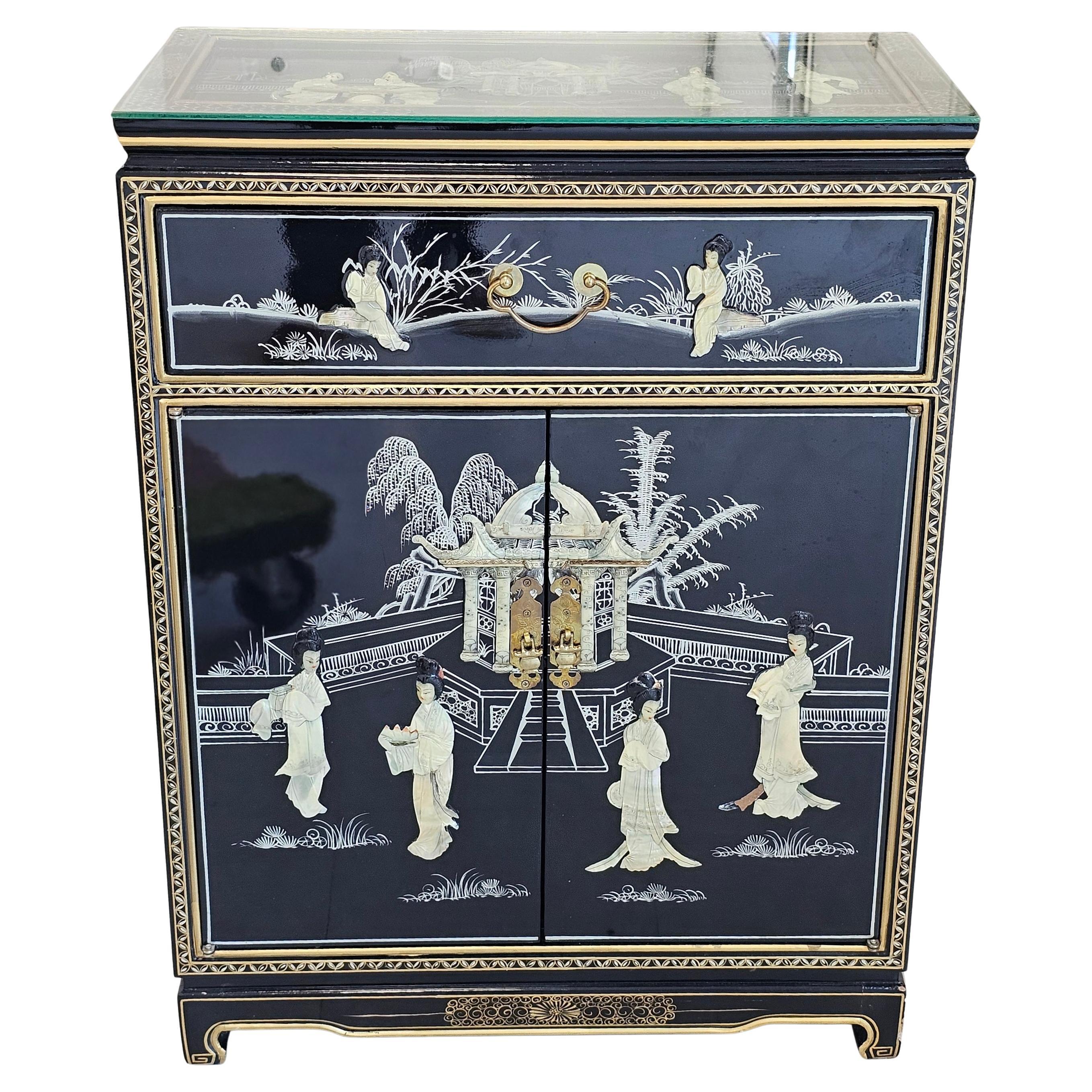Meuble d'appoint chinois laqué, décoré de nacre et de pierres dures.  Dessus en verre protecteur. Étagère réglable.
Mesure 24