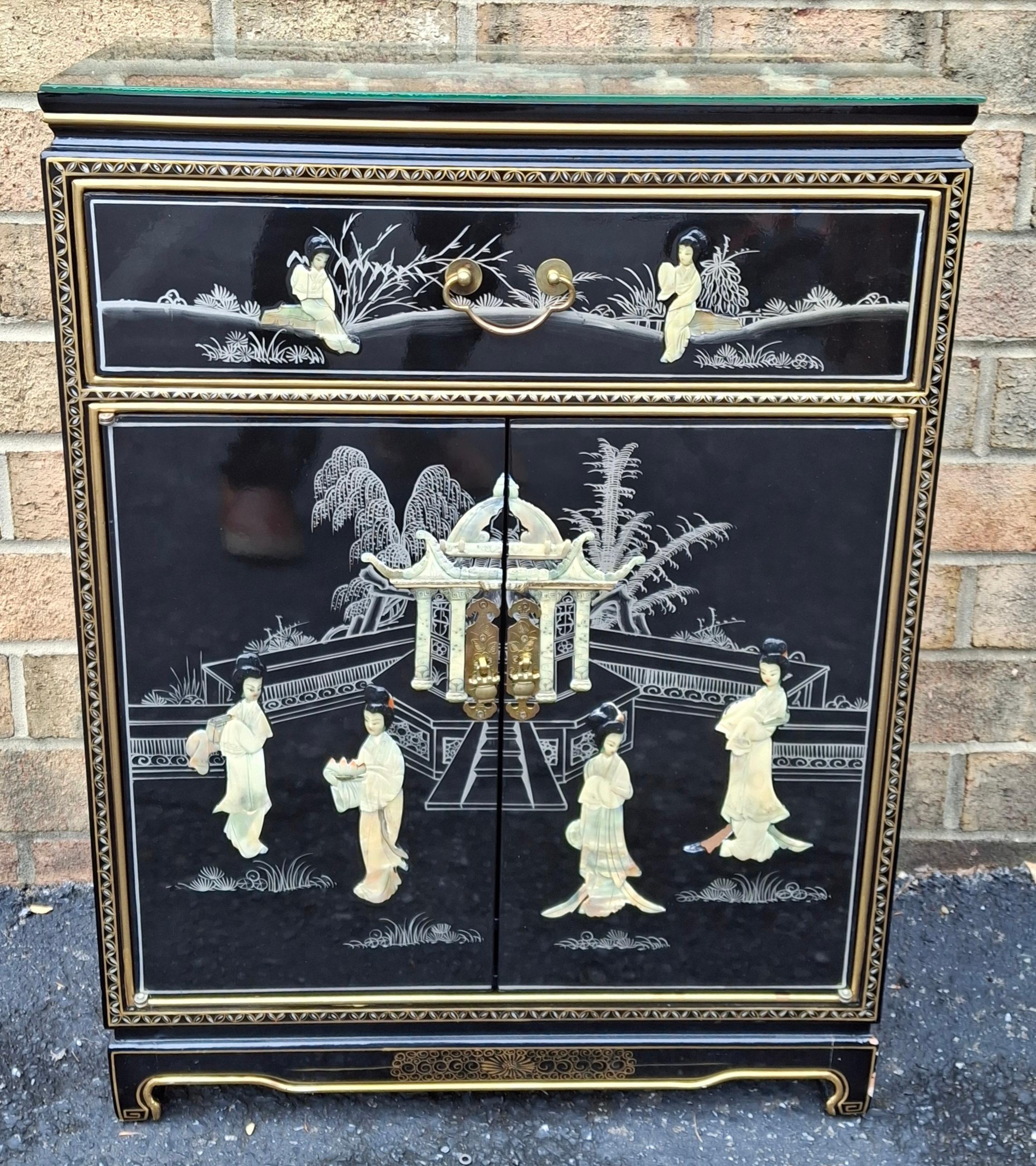 Chinoiseries Meuble d'appoint chinois laqué décoré de nacre et de pierre dure en vente
