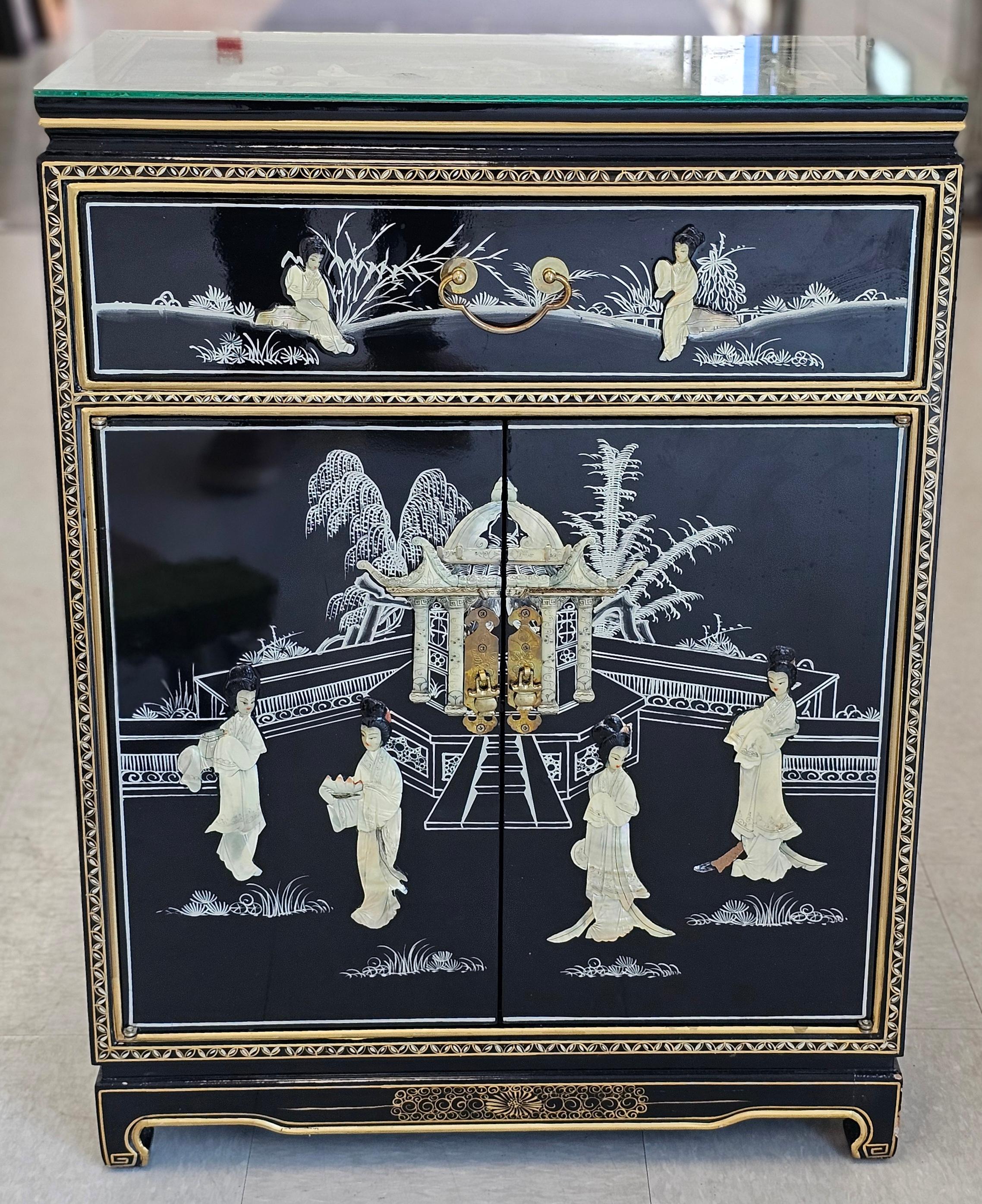 Américain Meuble d'appoint chinois laqué décoré de nacre et de pierre dure en vente