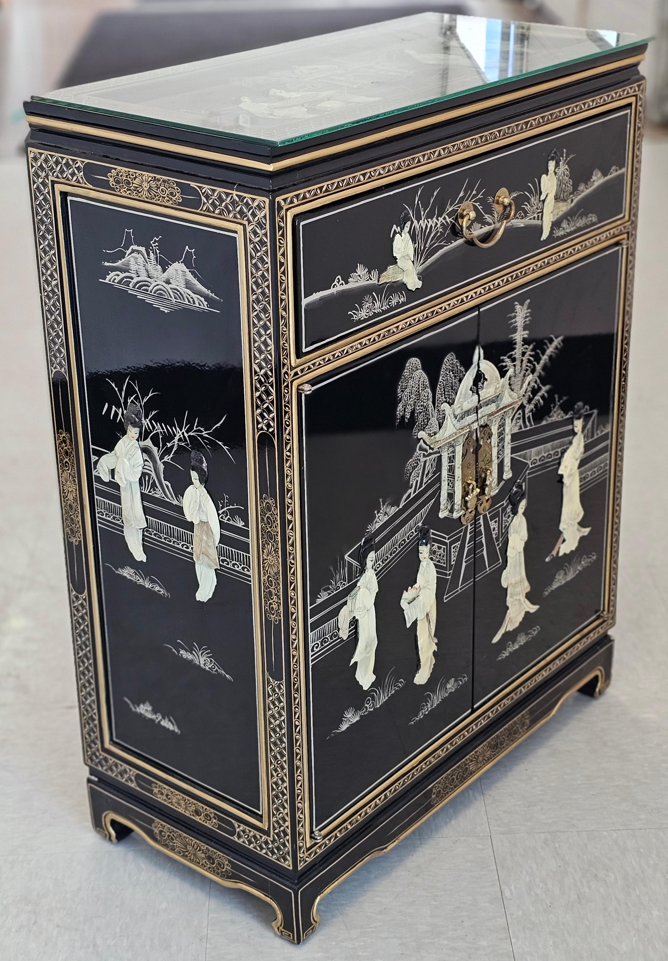 Sculpté Meuble d'appoint chinois laqué décoré de nacre et de pierre dure en vente