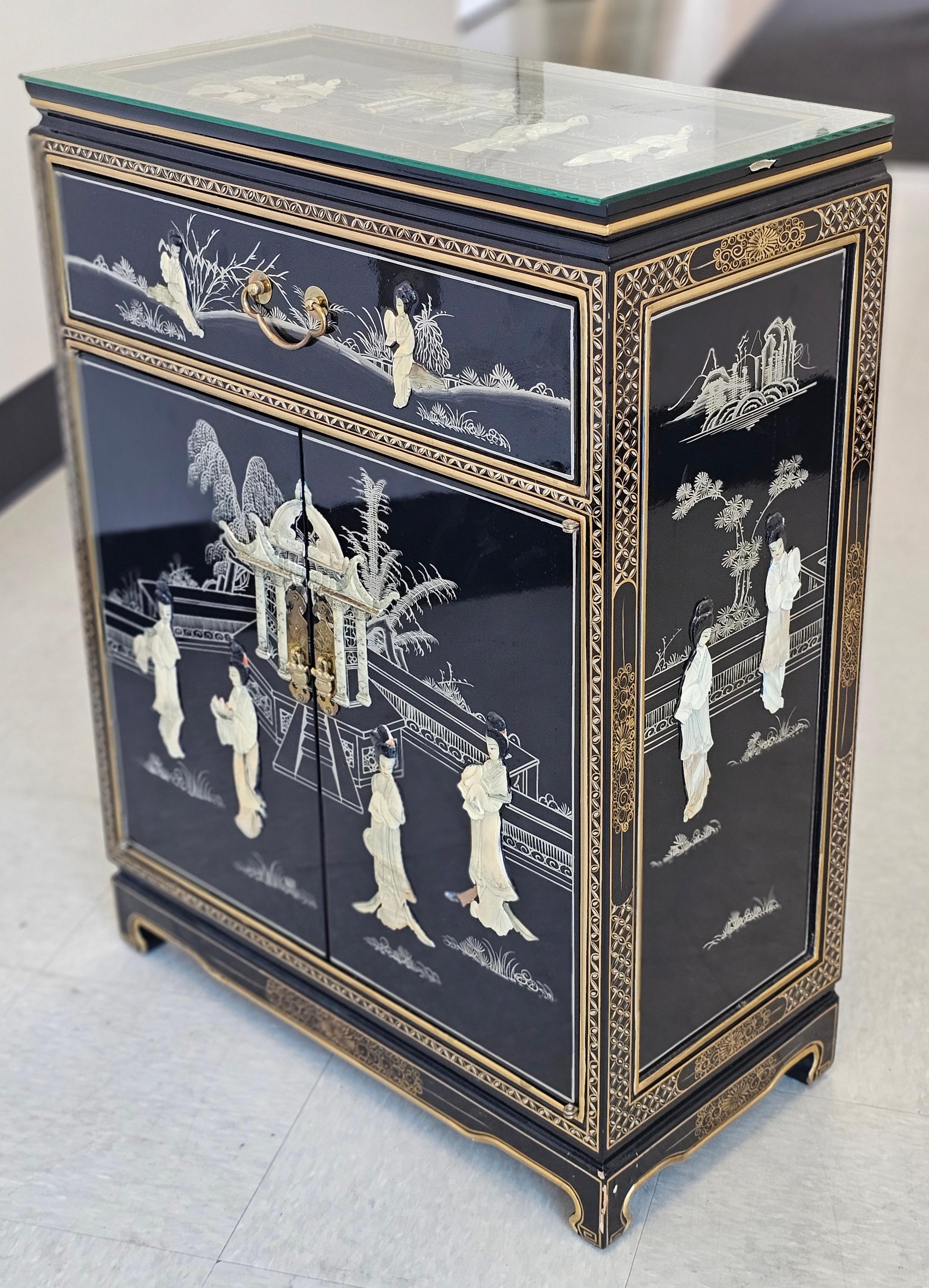 Meuble d'appoint chinois laqué décoré de nacre et de pierre dure Bon état - En vente à Germantown, MD