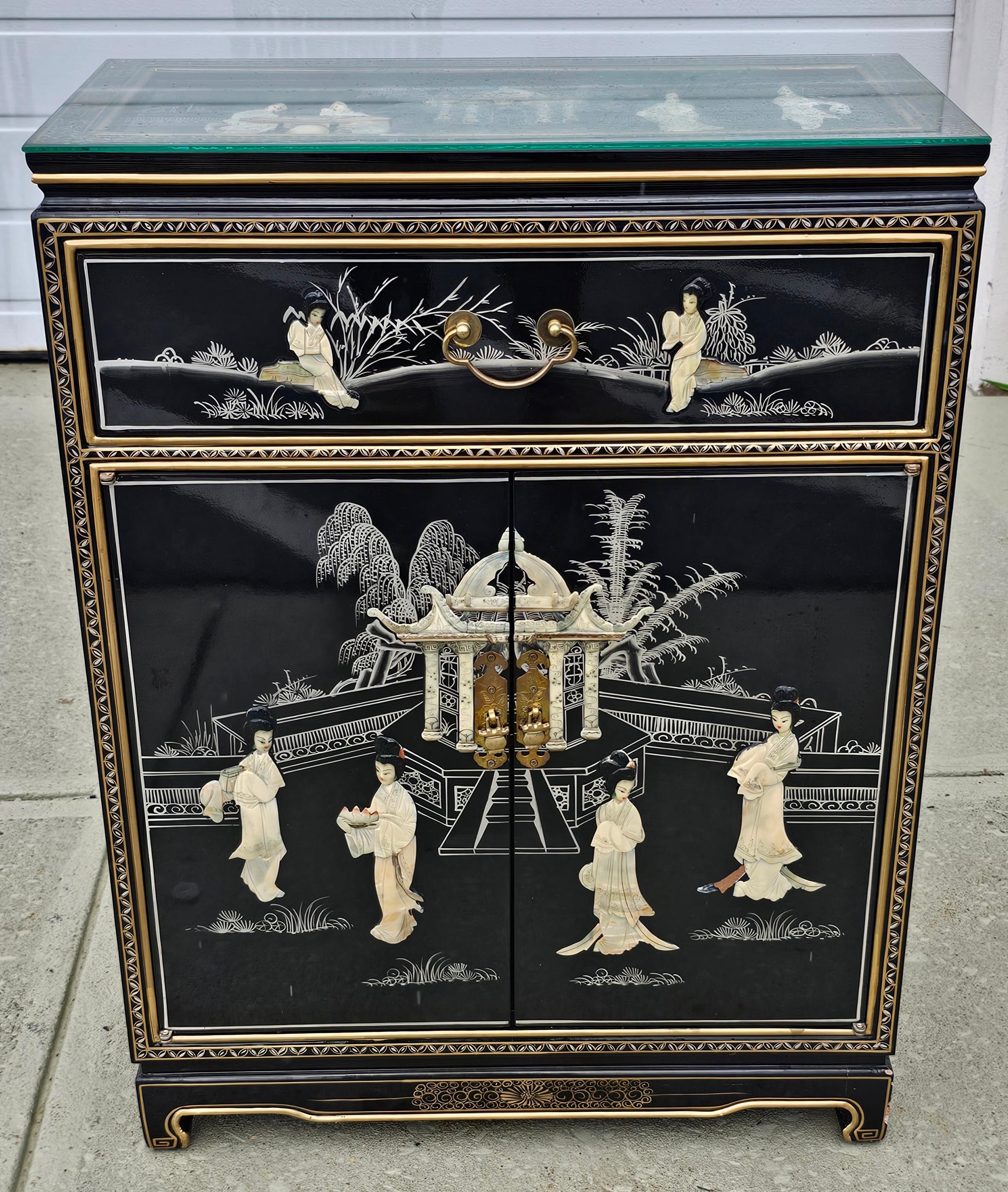 20ième siècle Meuble d'appoint chinois laqué décoré de nacre et de pierre dure en vente
