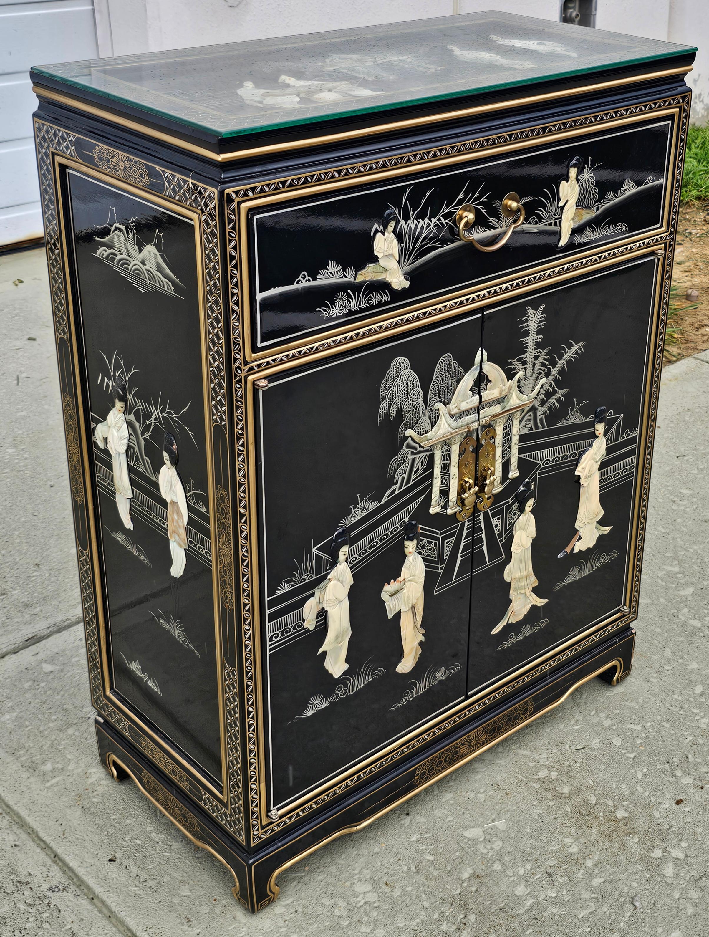 Meuble d'appoint chinois laqué décoré de nacre et de pierre dure en vente 1