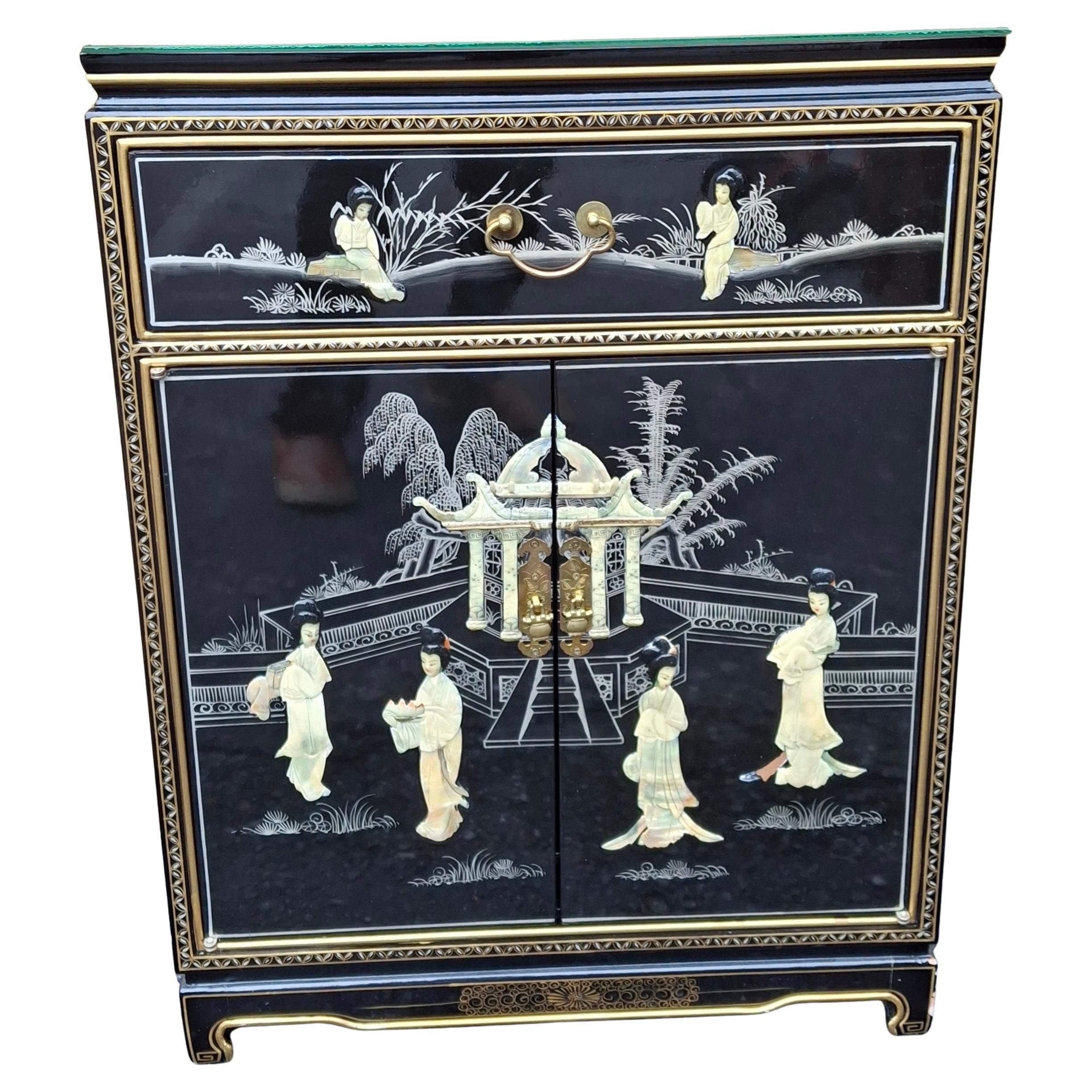 Meuble d'appoint chinois laqué décoré de nacre et de pierre dure en vente