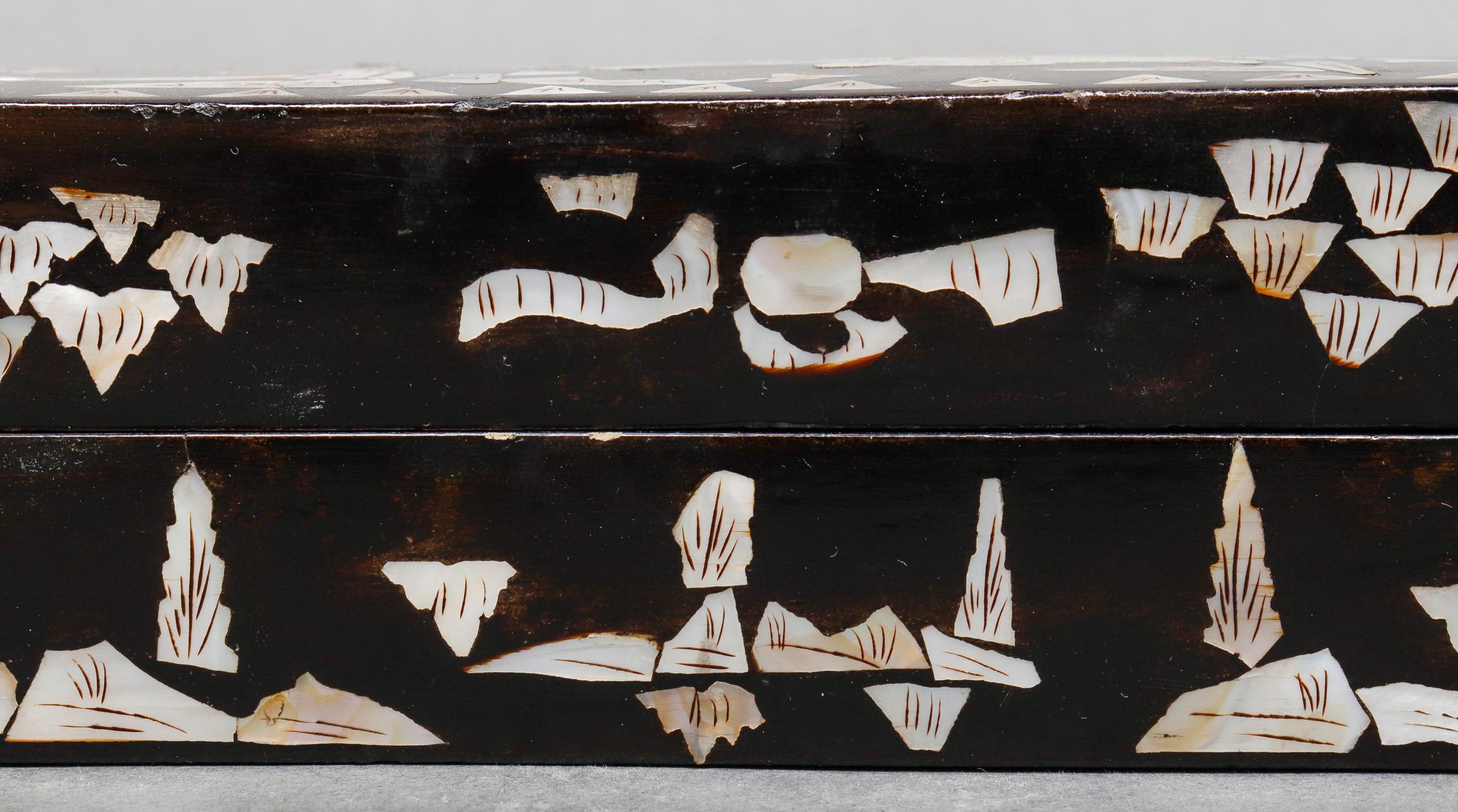 Chinesische Lackierte Schachtel aus Perlmutt mit Intarsien (19. Jahrhundert)