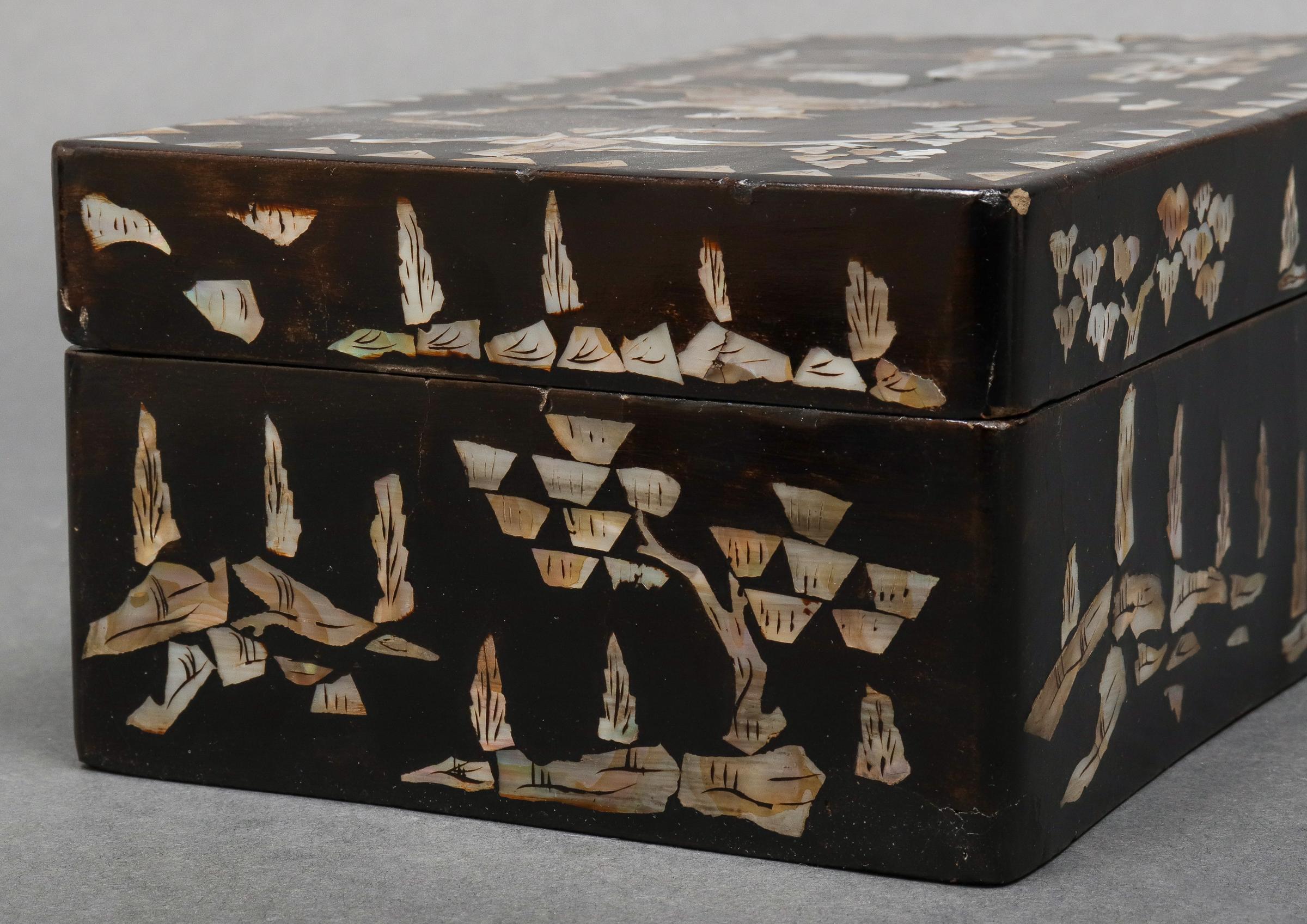 Chinese Mother of Pearl Inlaid Lacquered Box In Good Condition For Sale In New York, NY