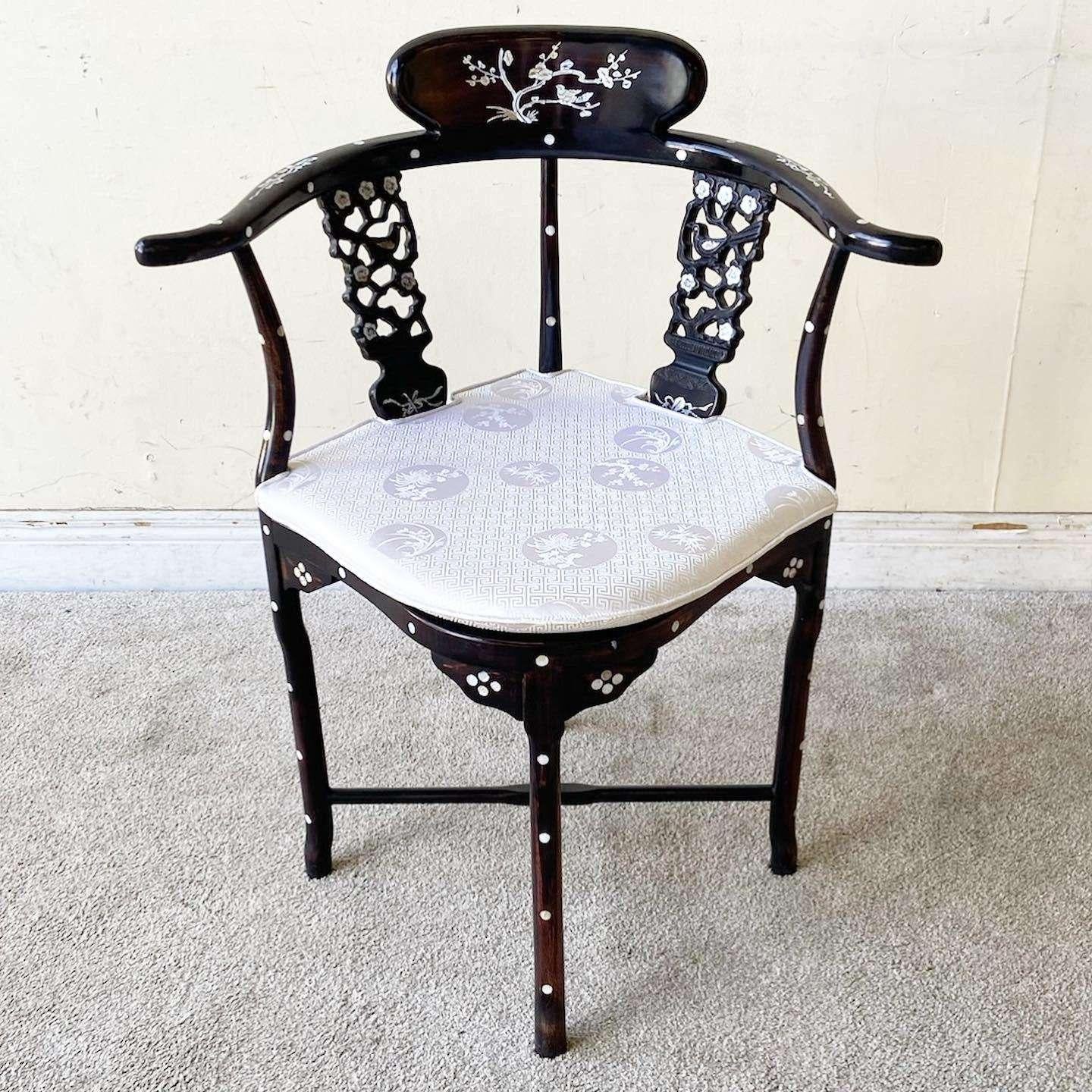 étonnante chaise d'angle chinoise vintage laquée et sculptée à la main. Les incrustations en nacre sont ornées et détaillées.