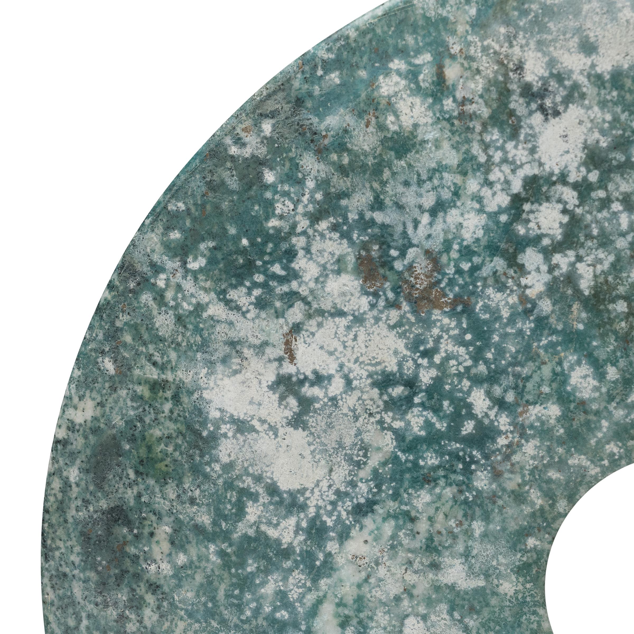 Chinese Mottled Green Bi Disc (Organische Moderne) im Angebot