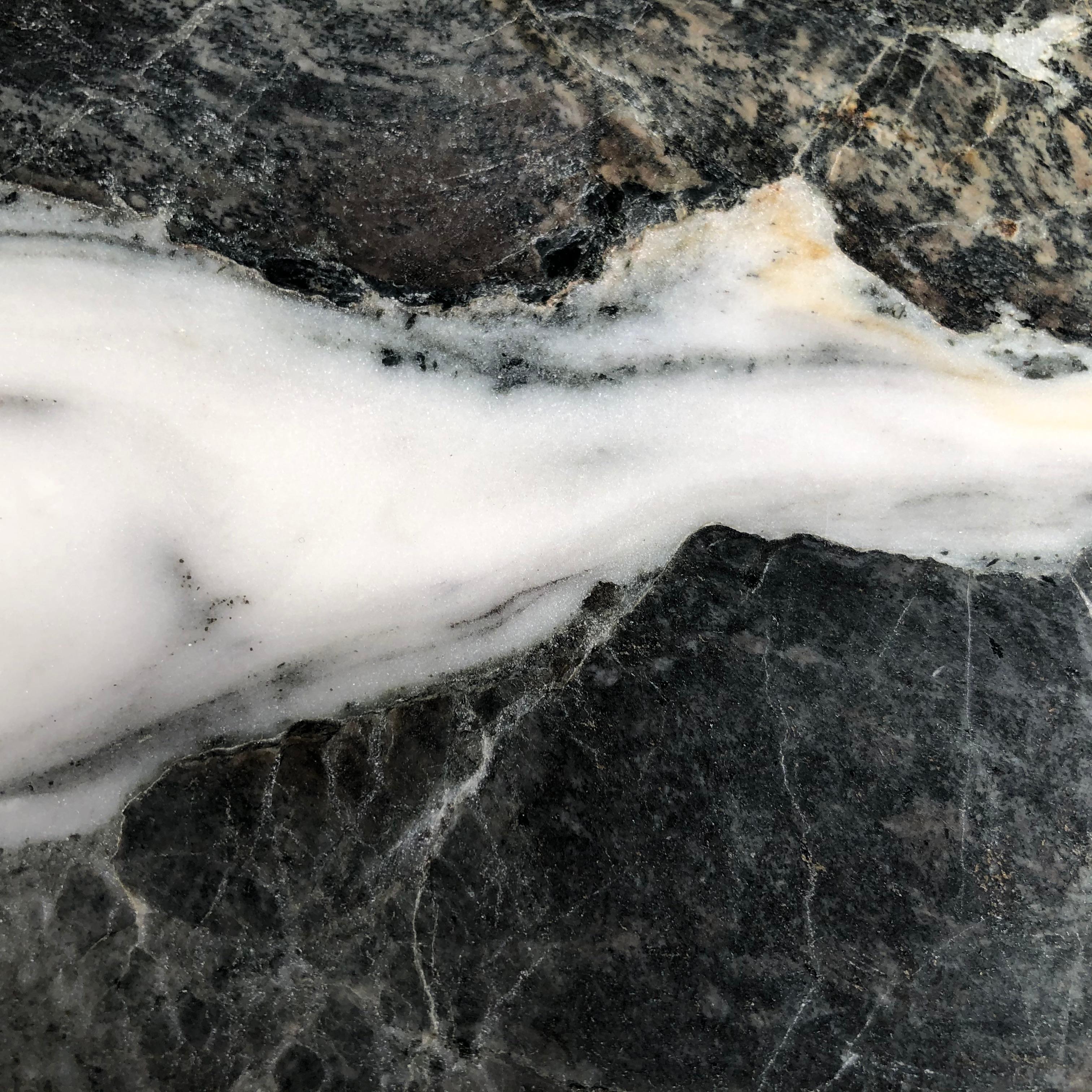  Außergewöhnlicher natürlicher Stein „Malerei“ aus China  Fishing Stream im Berggebirge (20. Jahrhundert) im Angebot