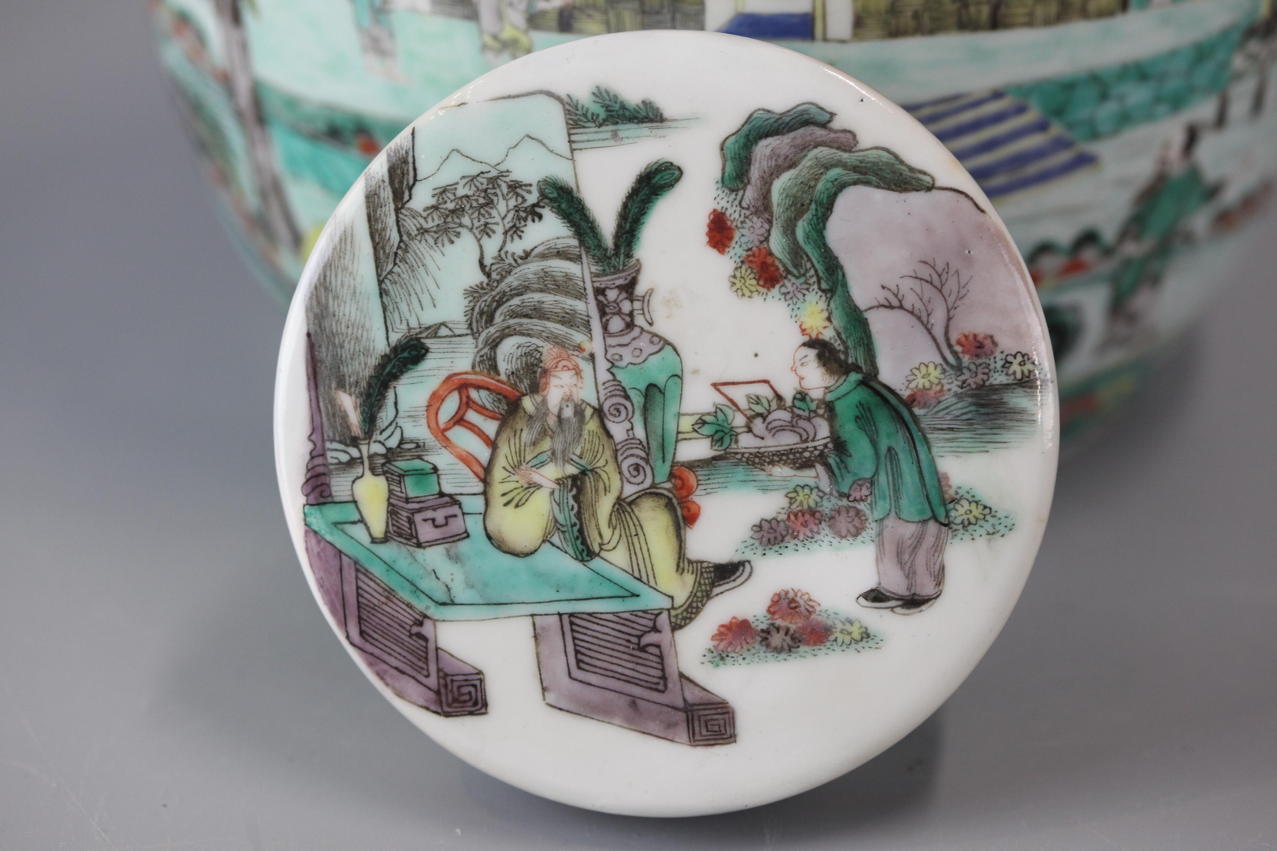 Pot à couvercle chinois en porcelaine multicolore, 19e siècle Bon état - En vente à New York, NY