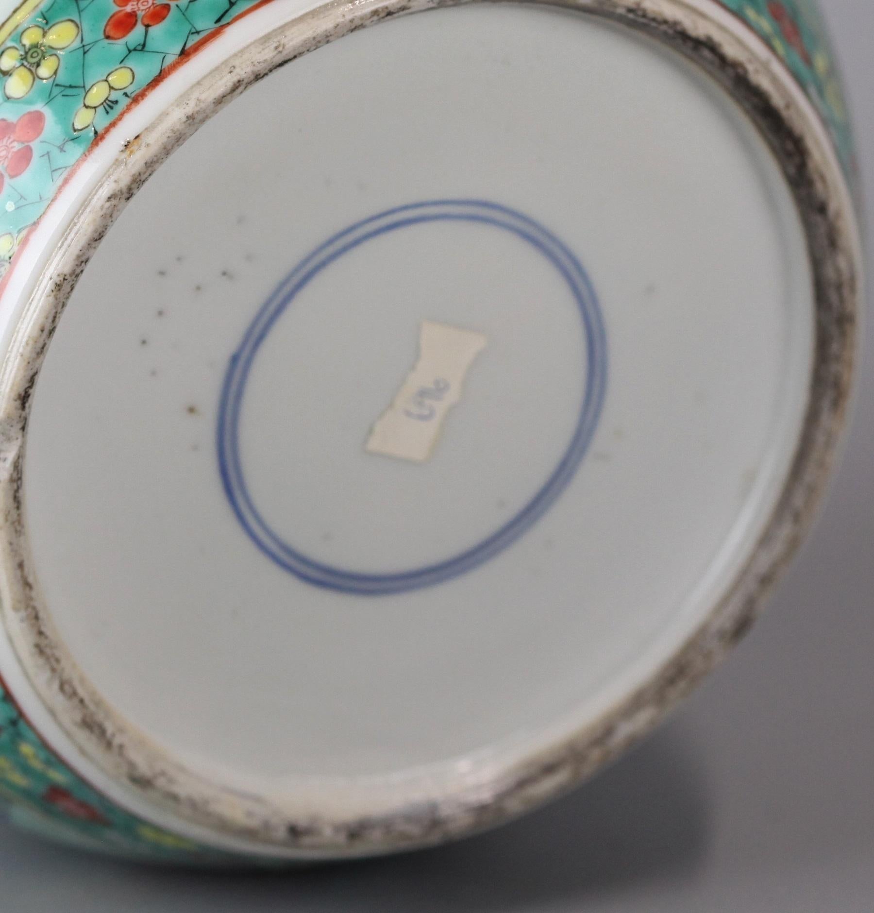 Pot à couvercle chinois en porcelaine multicolore, 19e siècle en vente 2