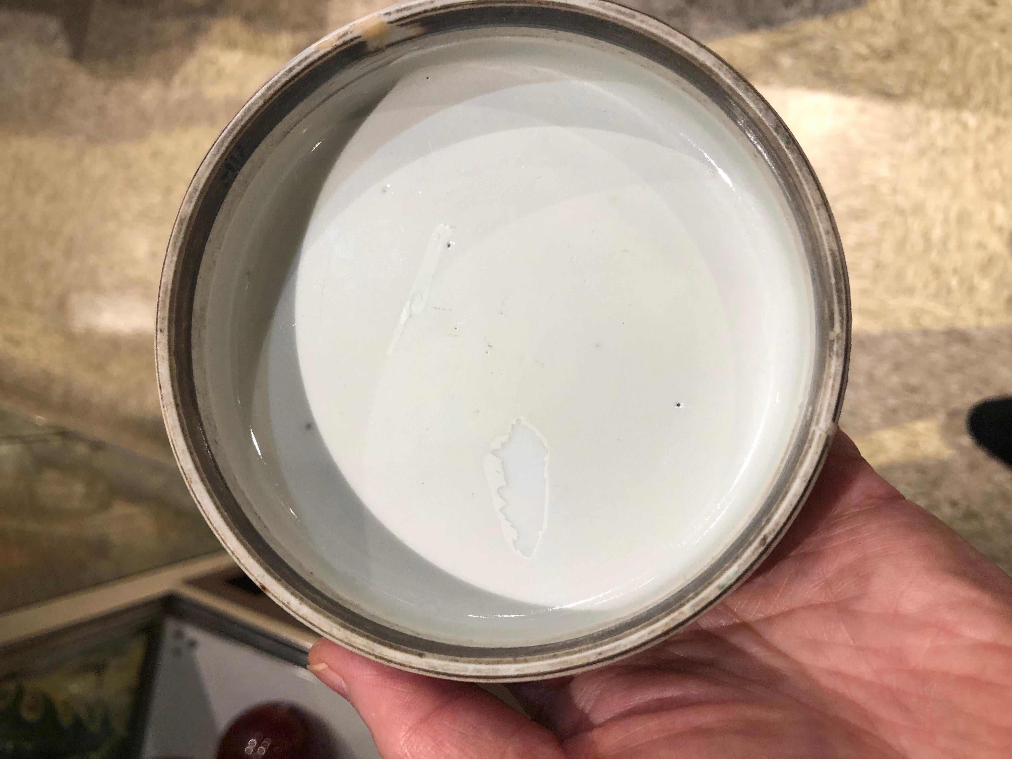 Pot à couvercle chinois en porcelaine multicolore, 19e siècle en vente 3