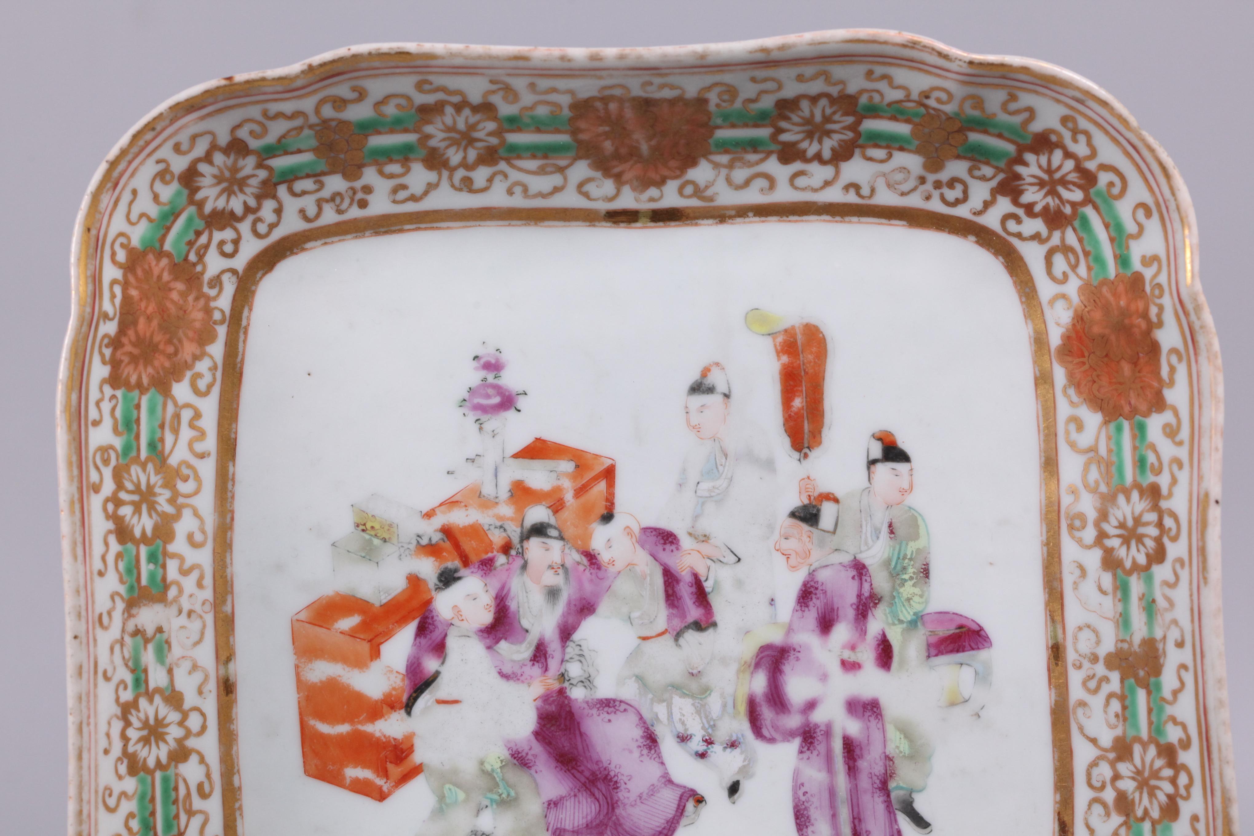 Cinese Piatto di porcellana cinese multicolore, XIX secolo. in vendita