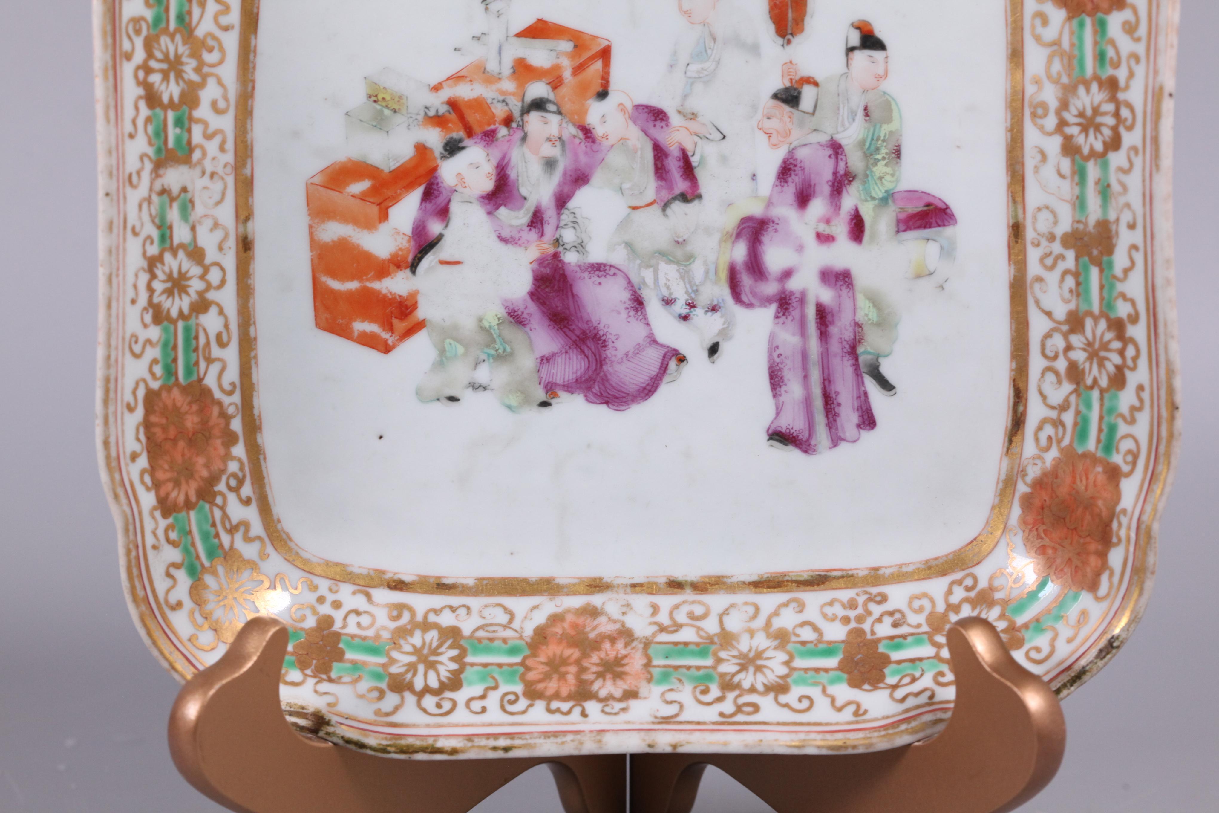 Piatto di porcellana cinese multicolore, XIX secolo. In condizioni buone in vendita a New York, NY