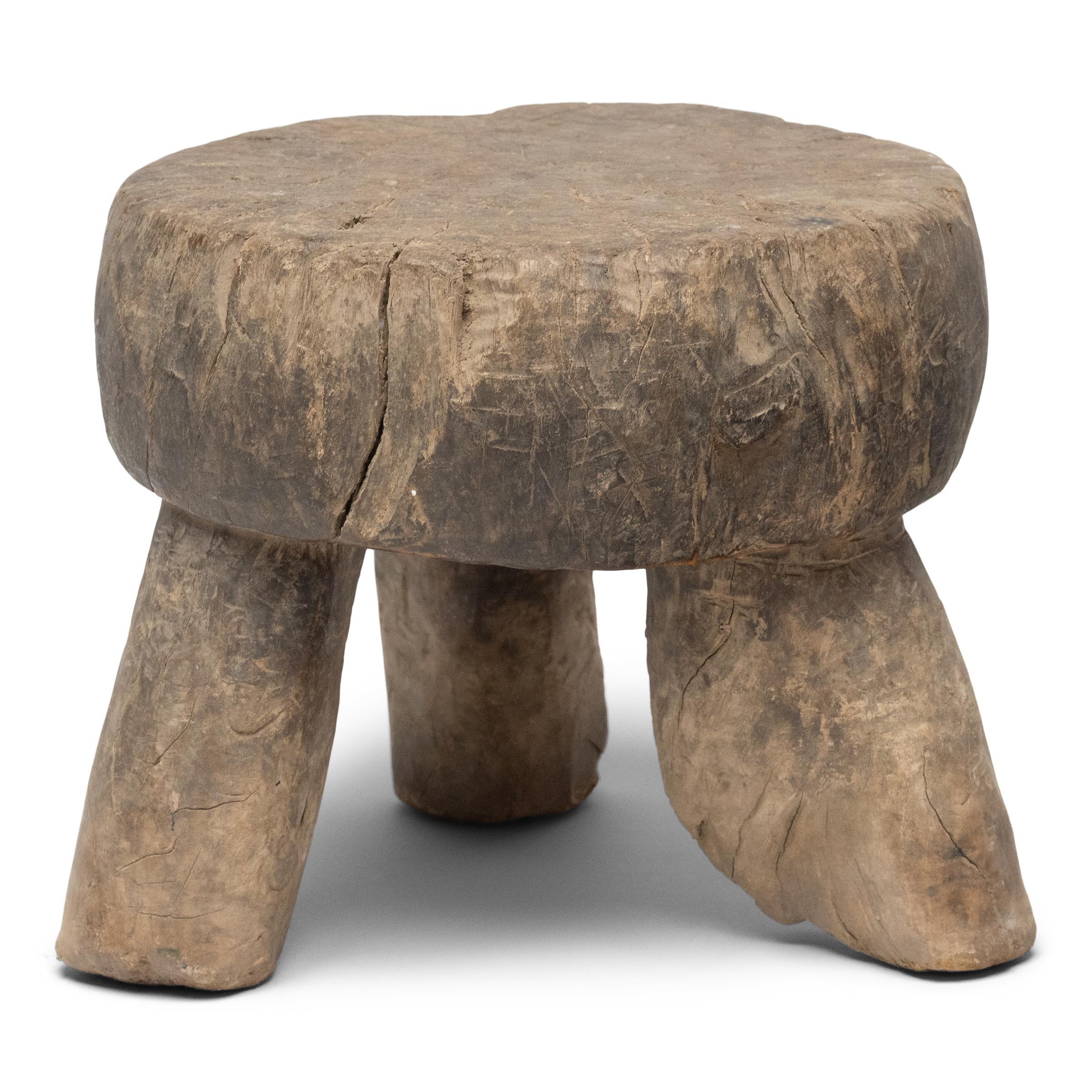 Este pequeño taburete del siglo XIX, procedente de la provincia china de Shanxi, seduce por su forma pesada y su fantástica textura wabi-sabi. Como demuestran las numerosas marcas de cuchillas de la parte superior, el taburete servía originalmente