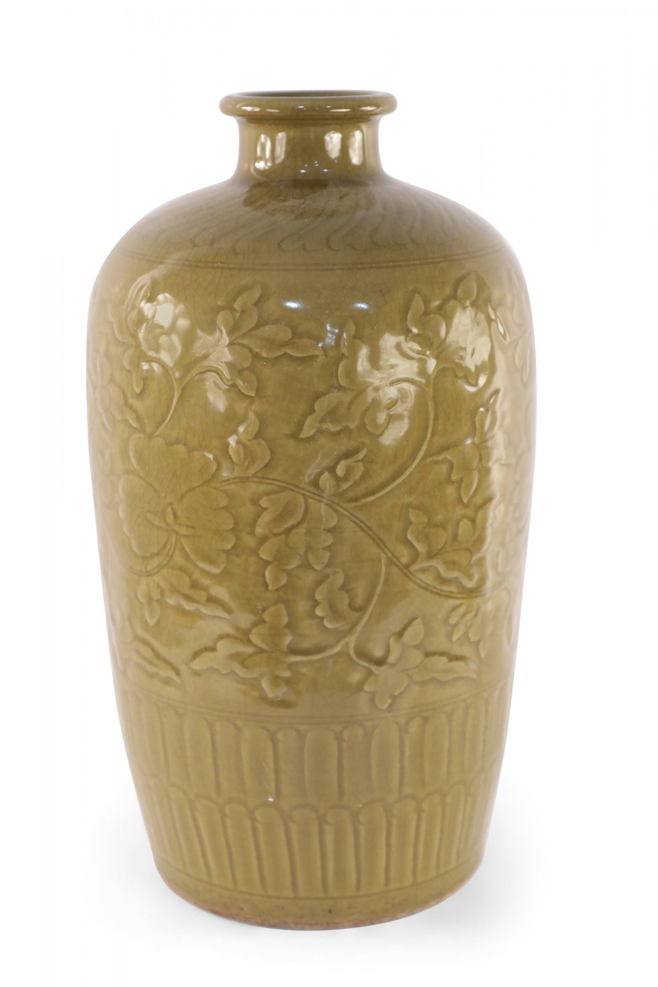 Exportation chinoise Vase chinois en porcelaine de Meiping de couleur moutarde et à motifs ton sur ton en vente