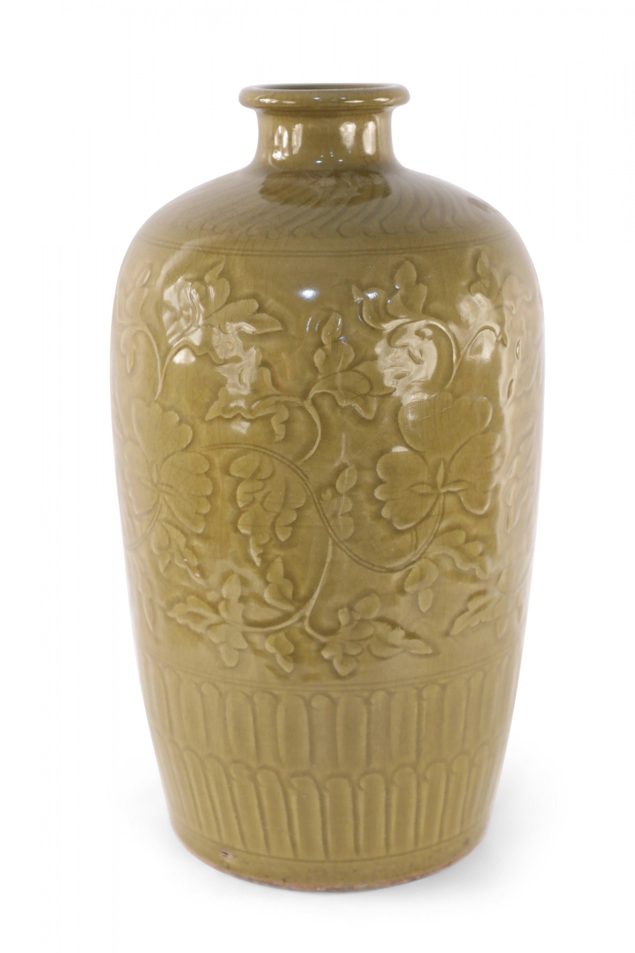 Chinois Vase chinois en porcelaine de Meiping de couleur moutarde et à motifs ton sur ton en vente
