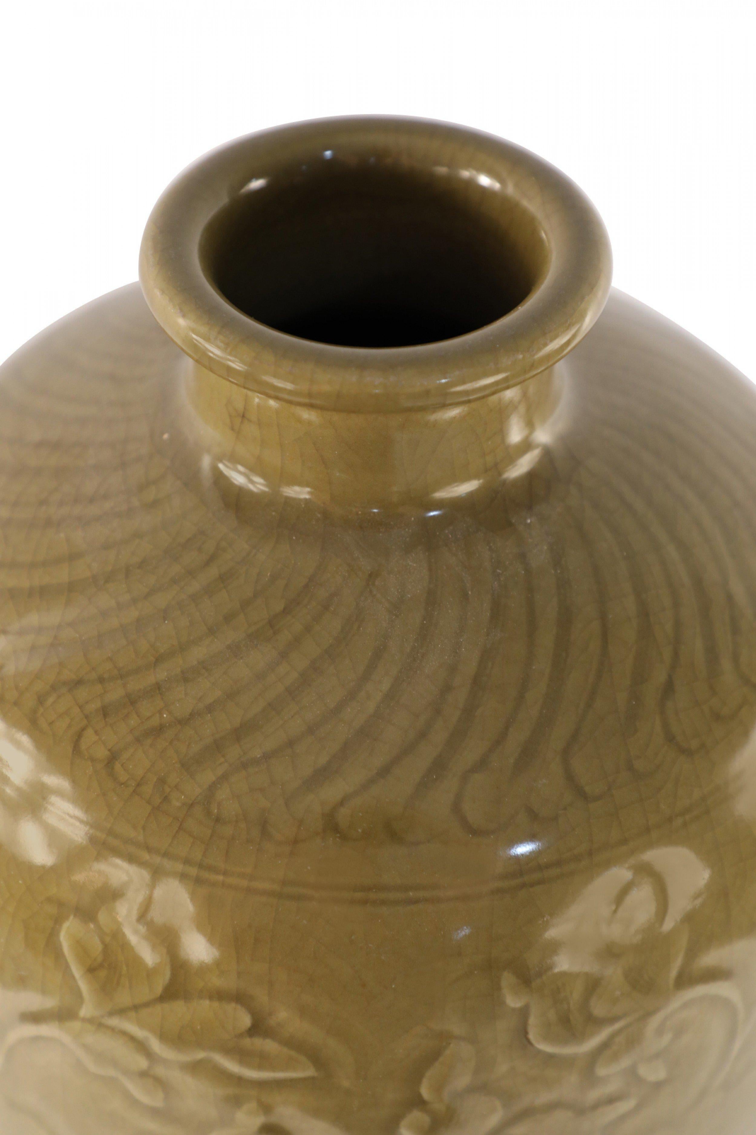 20ième siècle Vase chinois en porcelaine de Meiping de couleur moutarde et à motifs ton sur ton en vente
