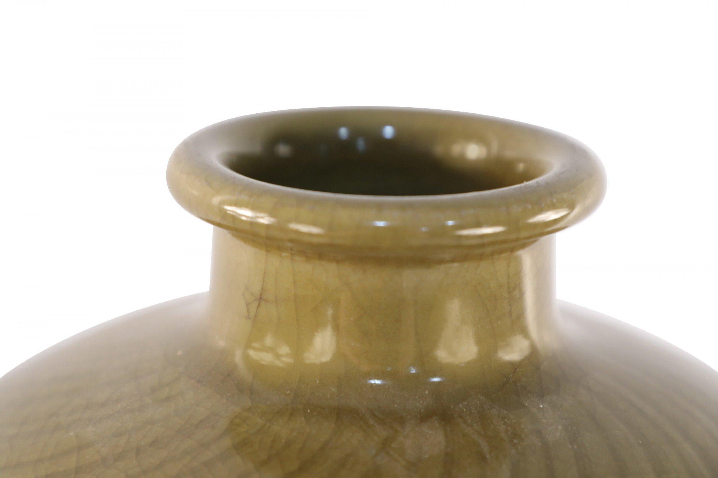 Porcelaine Vase chinois en porcelaine de Meiping de couleur moutarde et à motifs ton sur ton en vente