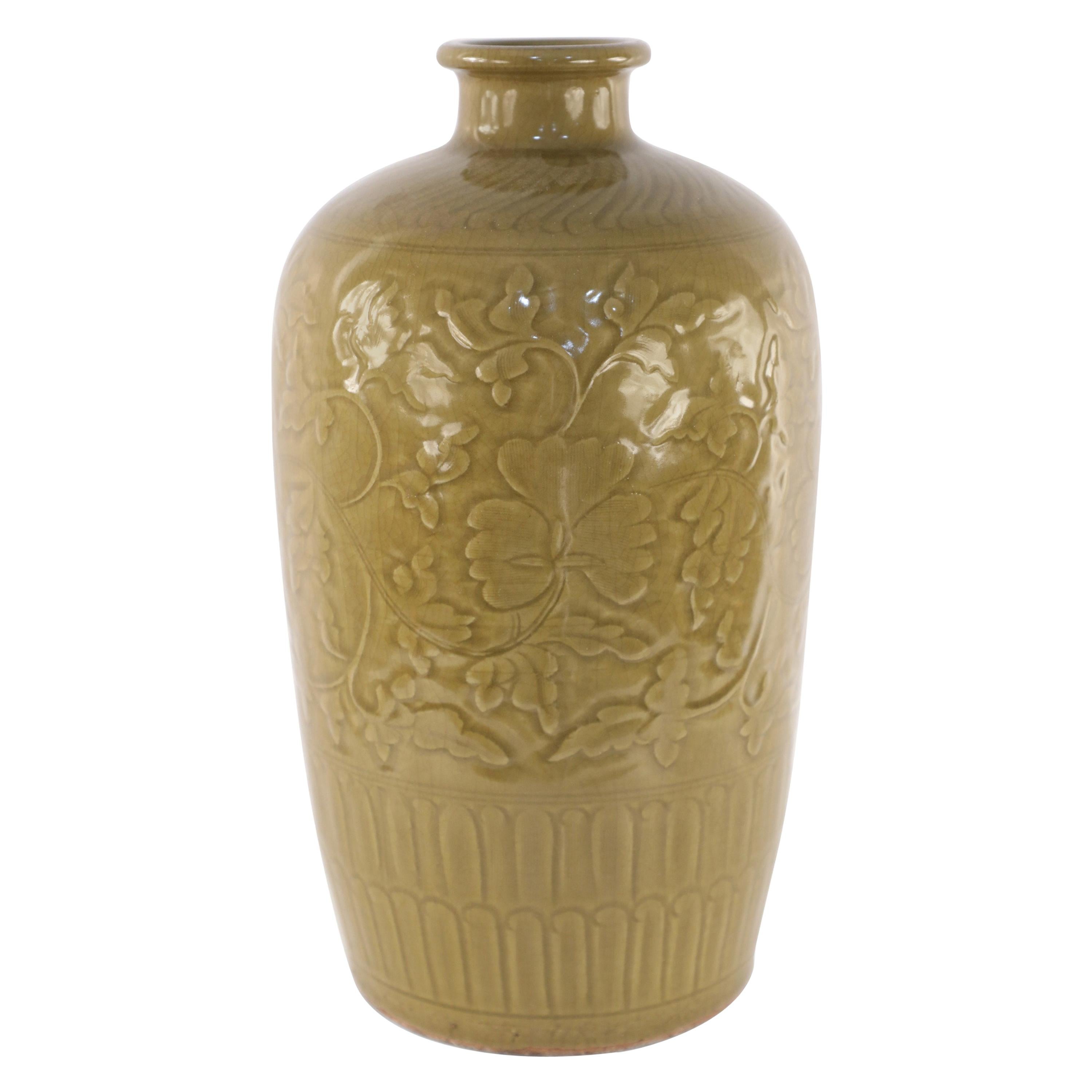 Vase chinois en porcelaine de Meiping de couleur moutarde et à motifs ton sur ton en vente