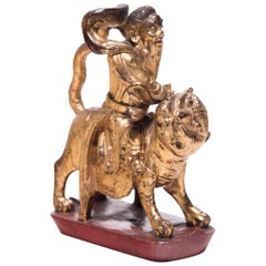 Figure mythique chinoise dorée avec lion, datant d'environ 1850