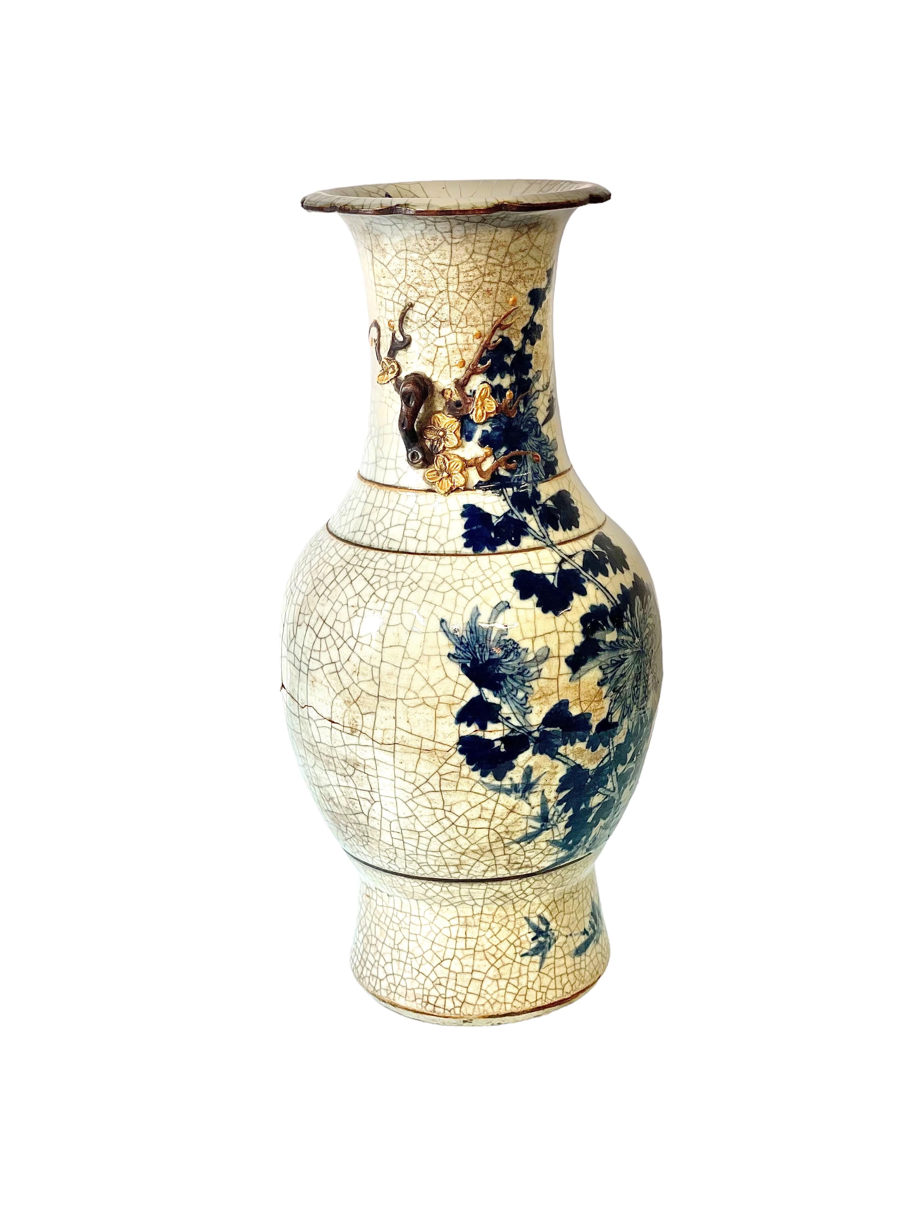 Chinese Nanjing Crackleware Blue and White Vase In Good Condition For Sale In LA CIOTAT, FR