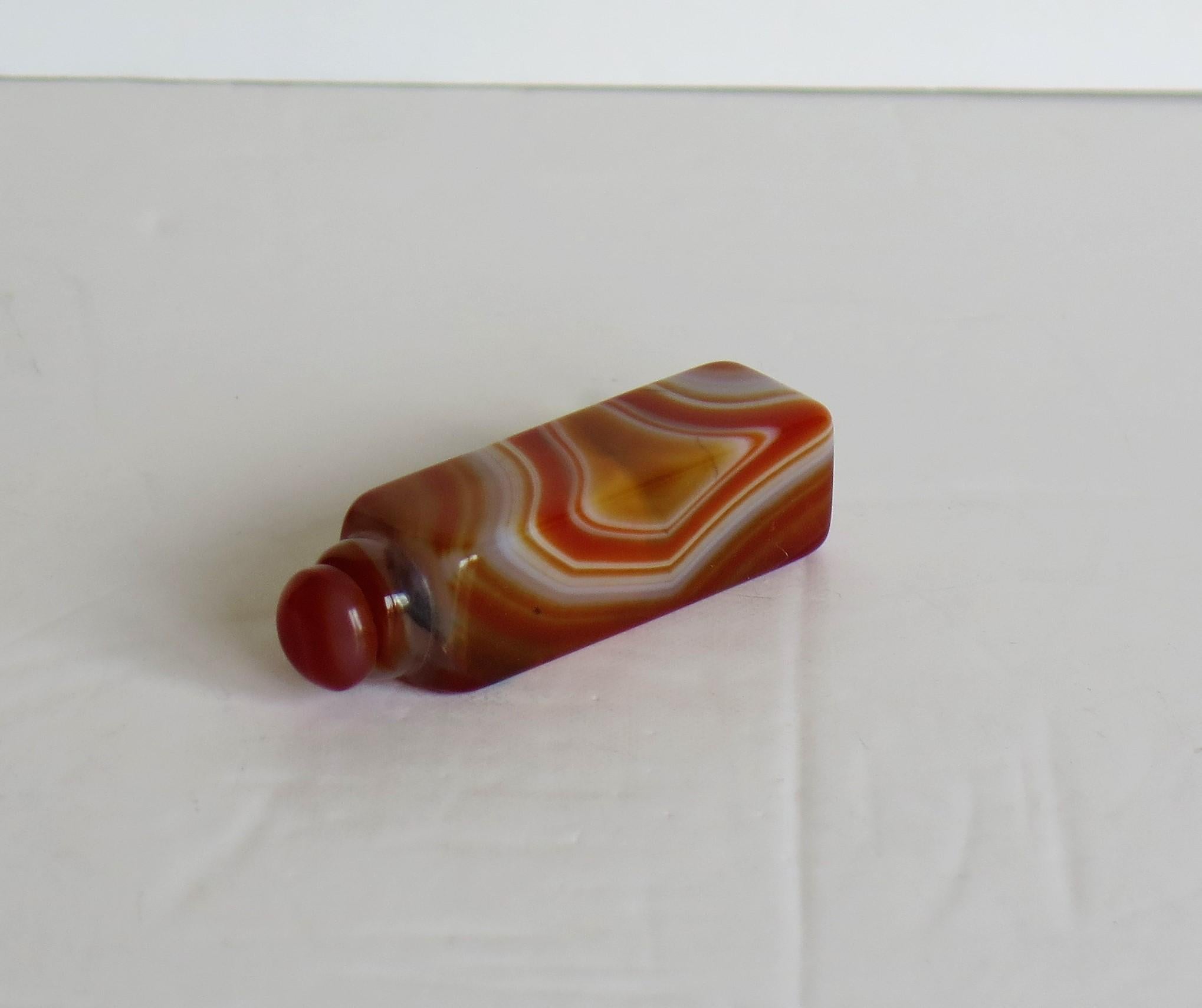 Chinese Natural Agate Stone Snuff Bottle Beautiful Striking Colors, circa 1930 4