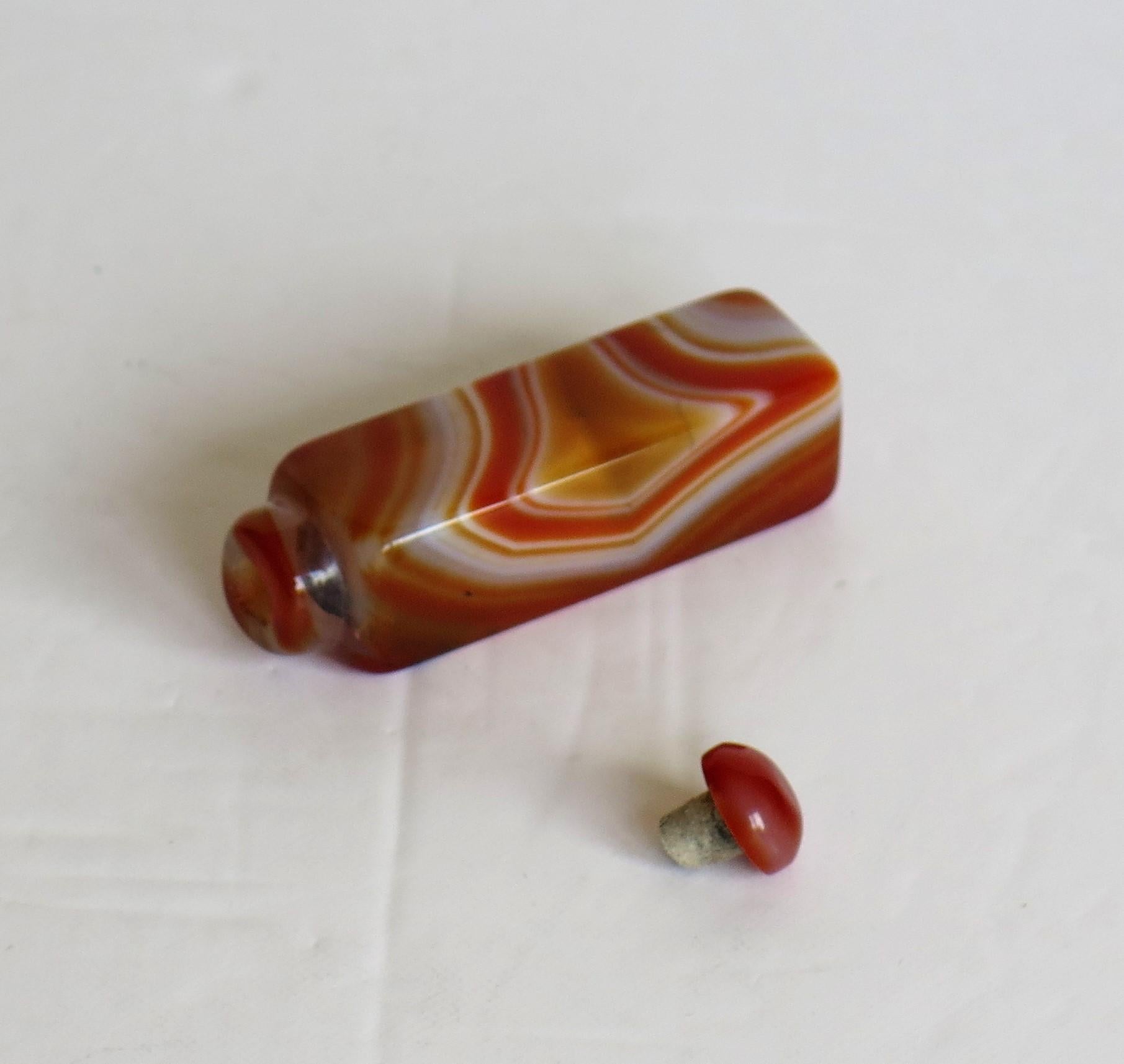Chinese Natural Agate Stone Snuff Bottle Beautiful Striking Colors, circa 1930 11