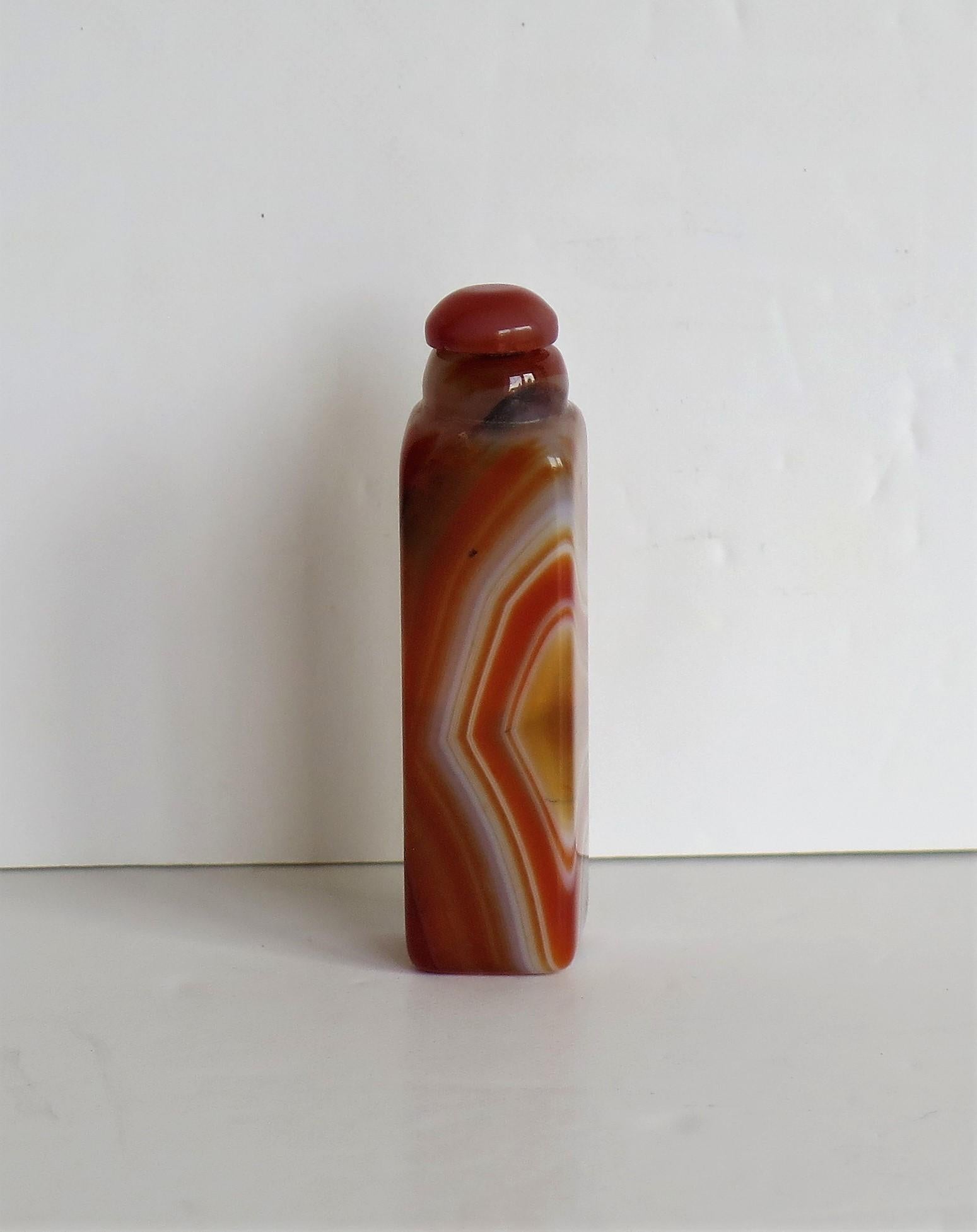 Chinese Natural Agate Stone Snuff Bottle Beautiful Striking Colors, circa 1930 In Good Condition In Lincoln, Lincolnshire