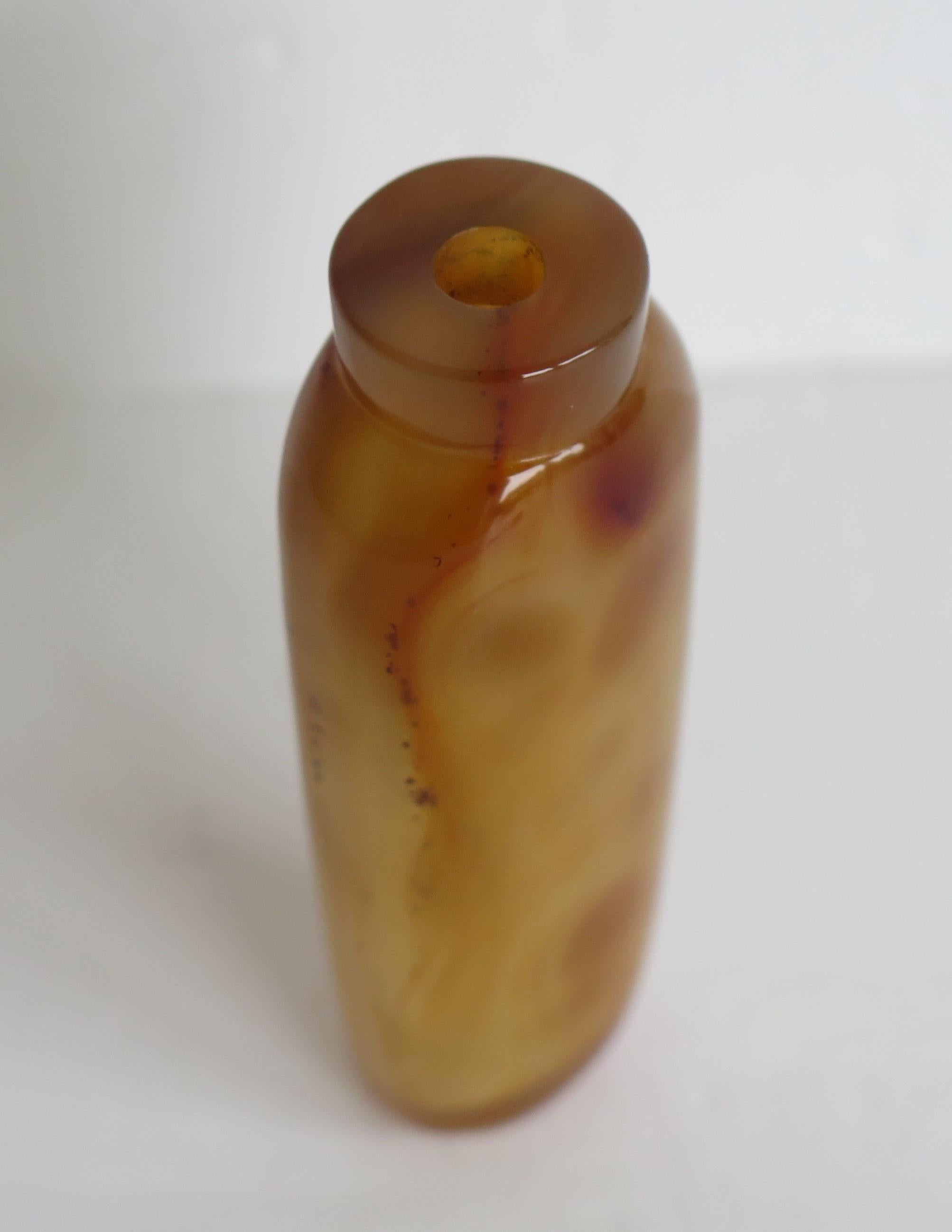 Chinesische Schnupftabakflasche aus natürlichem Achatstein, handgeschnitzt mit Löffelplatte, um 1940 im Angebot 6