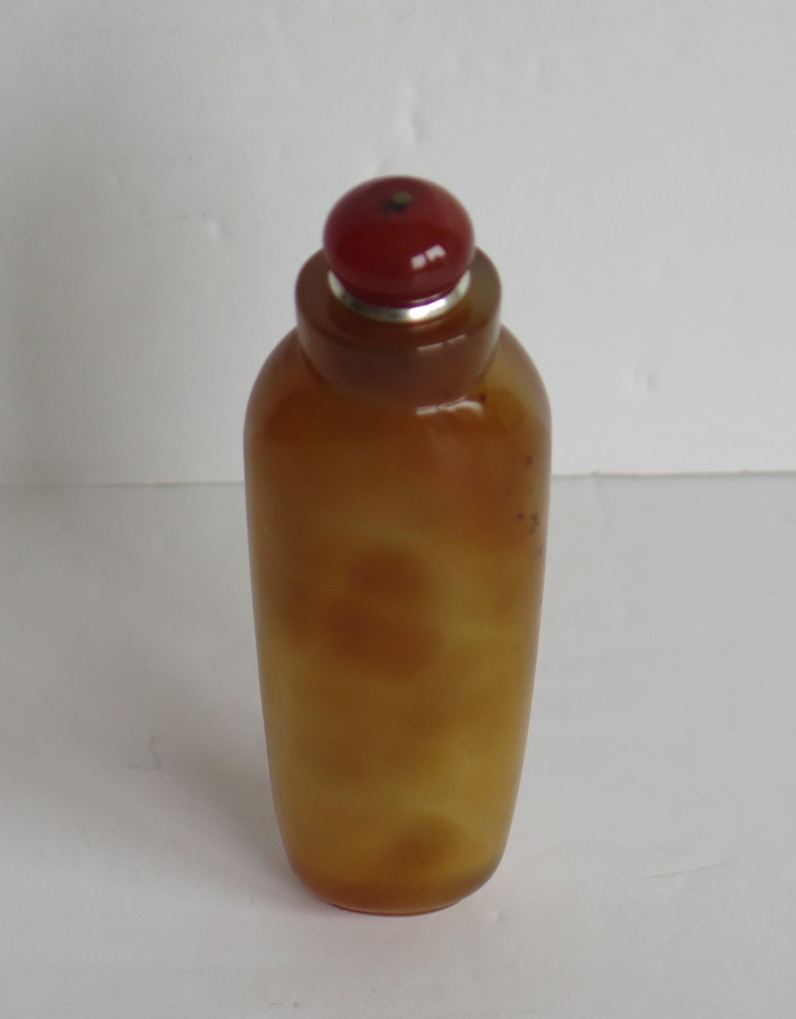 Dies ist eine schöne chinesische Export Schnupftabakflasche, komplett mit seinem Löffel oben und aus einem natürlichen Achat, handgeschnitzten Stein, mit schönen Bernsteinfarben, die wir auf die erste Hälfte des 20. Jahrhunderts, ca. 1940.

Die