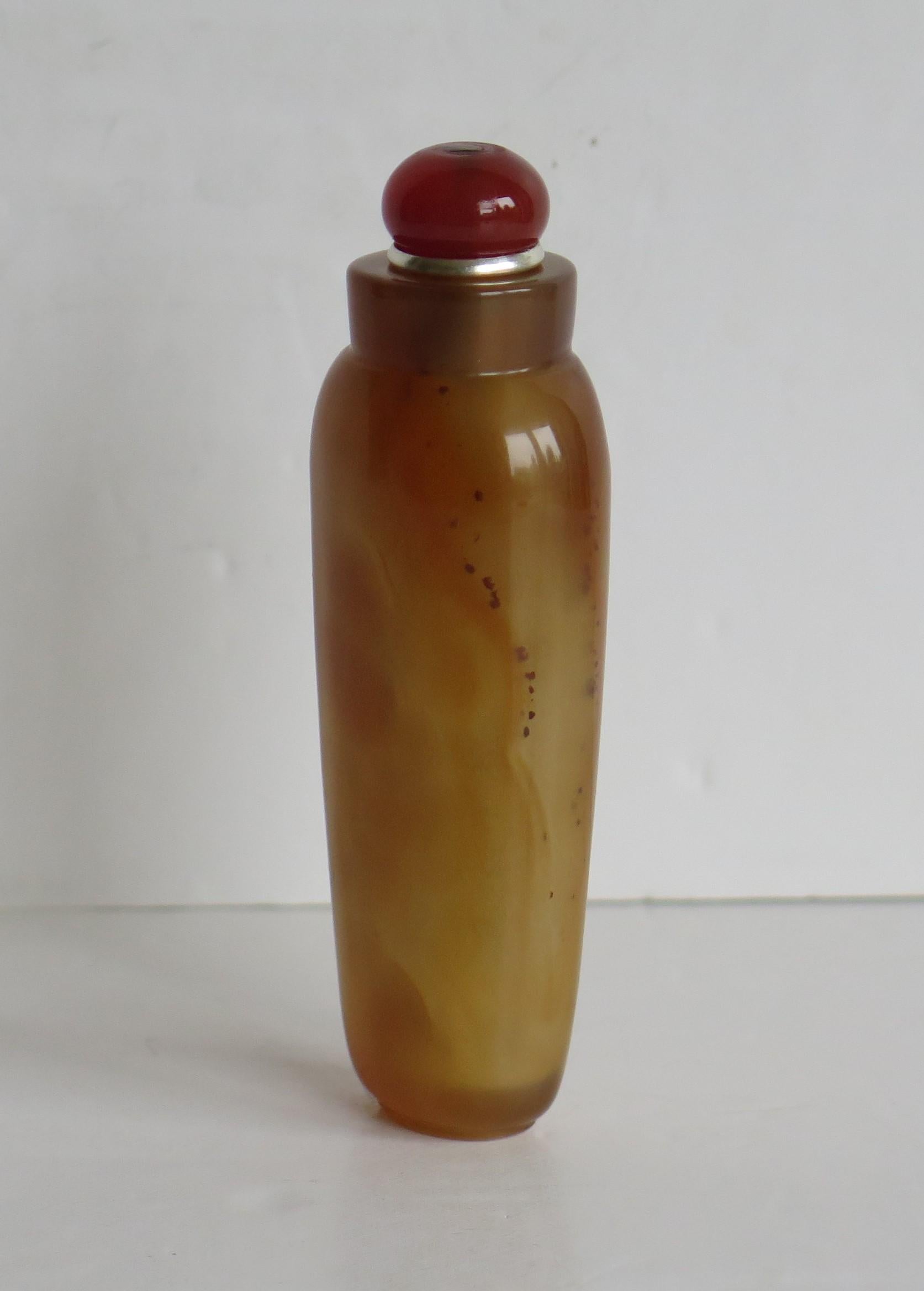 Chinesische Schnupftabakflasche aus natürlichem Achatstein, handgeschnitzt mit Löffelplatte, um 1940 (Chinesischer Export) im Angebot