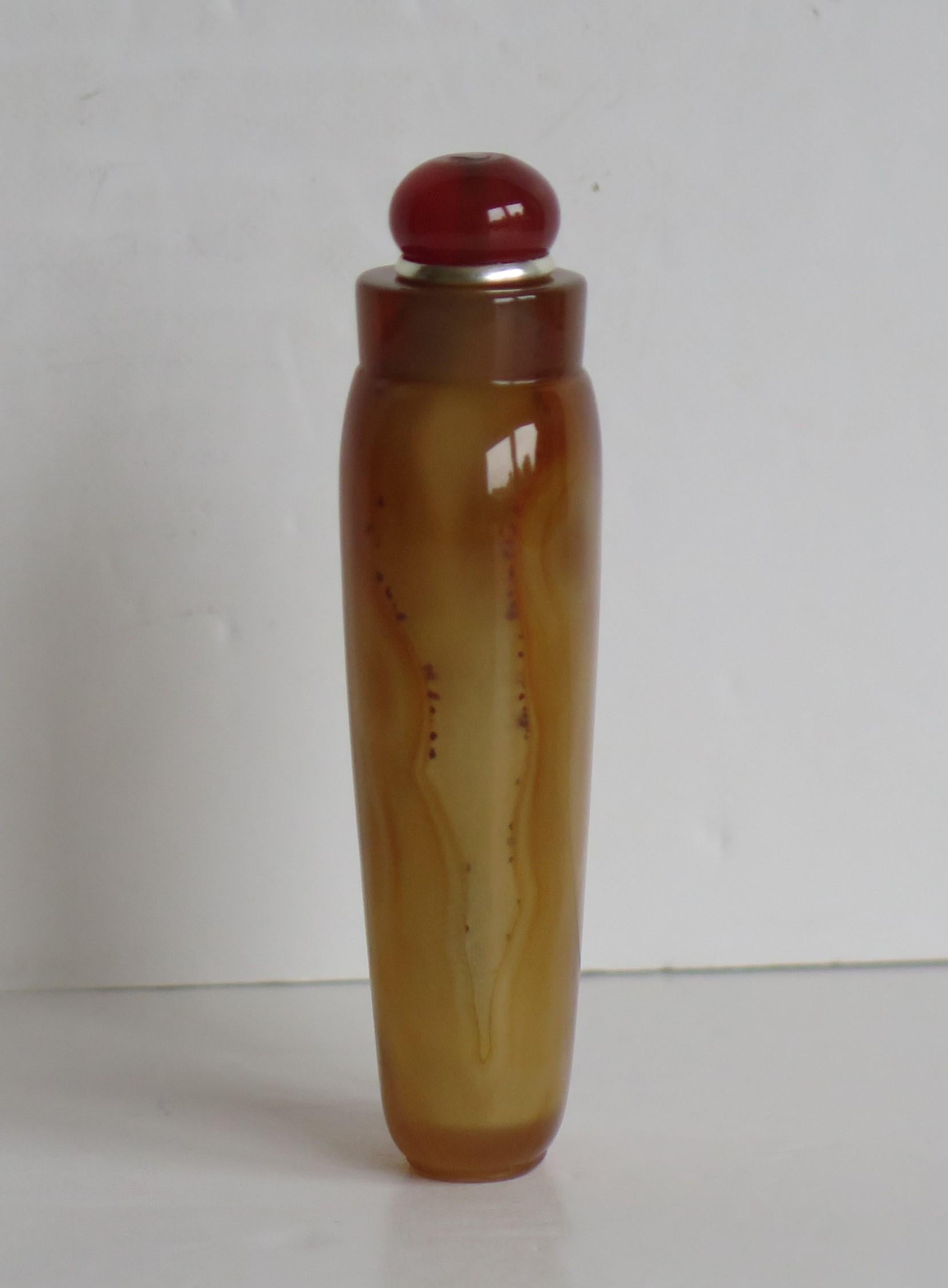 Chinesische Schnupftabakflasche aus natürlichem Achatstein, handgeschnitzt mit Löffelplatte, um 1940 (Handgeschnitzt) im Angebot