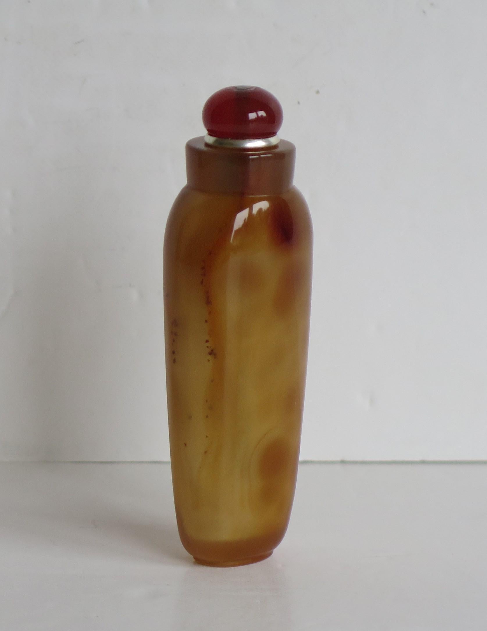 Chinesische Schnupftabakflasche aus natürlichem Achatstein, handgeschnitzt mit Löffelplatte, um 1940 im Zustand „Gut“ im Angebot in Lincoln, Lincolnshire