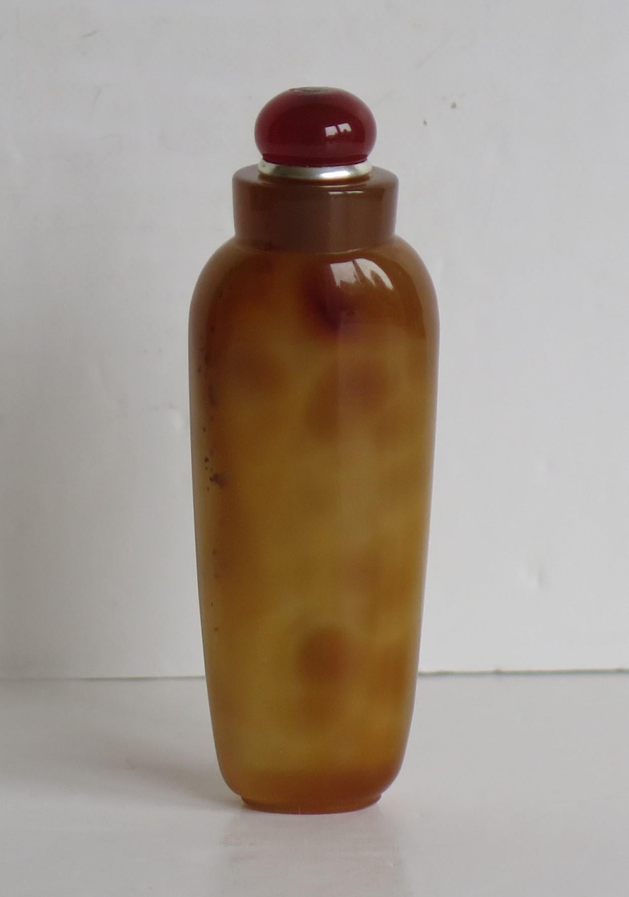 Chinesische Schnupftabakflasche aus natürlichem Achatstein, handgeschnitzt mit Löffelplatte, um 1940 (20. Jahrhundert) im Angebot