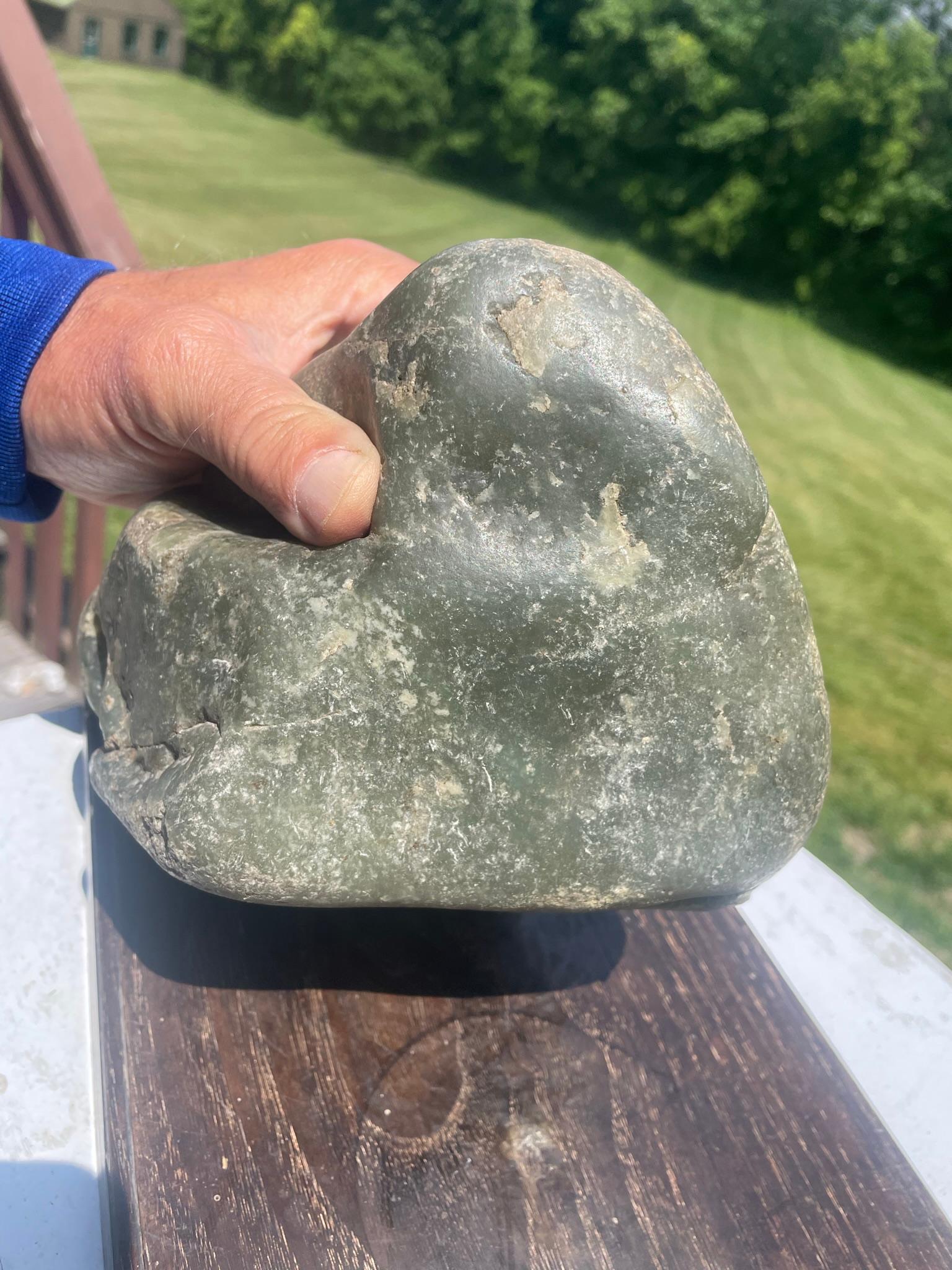 Jade Naturel Chinois Khotan Scholar Rock Viewing Stone With Display Base en vente 4