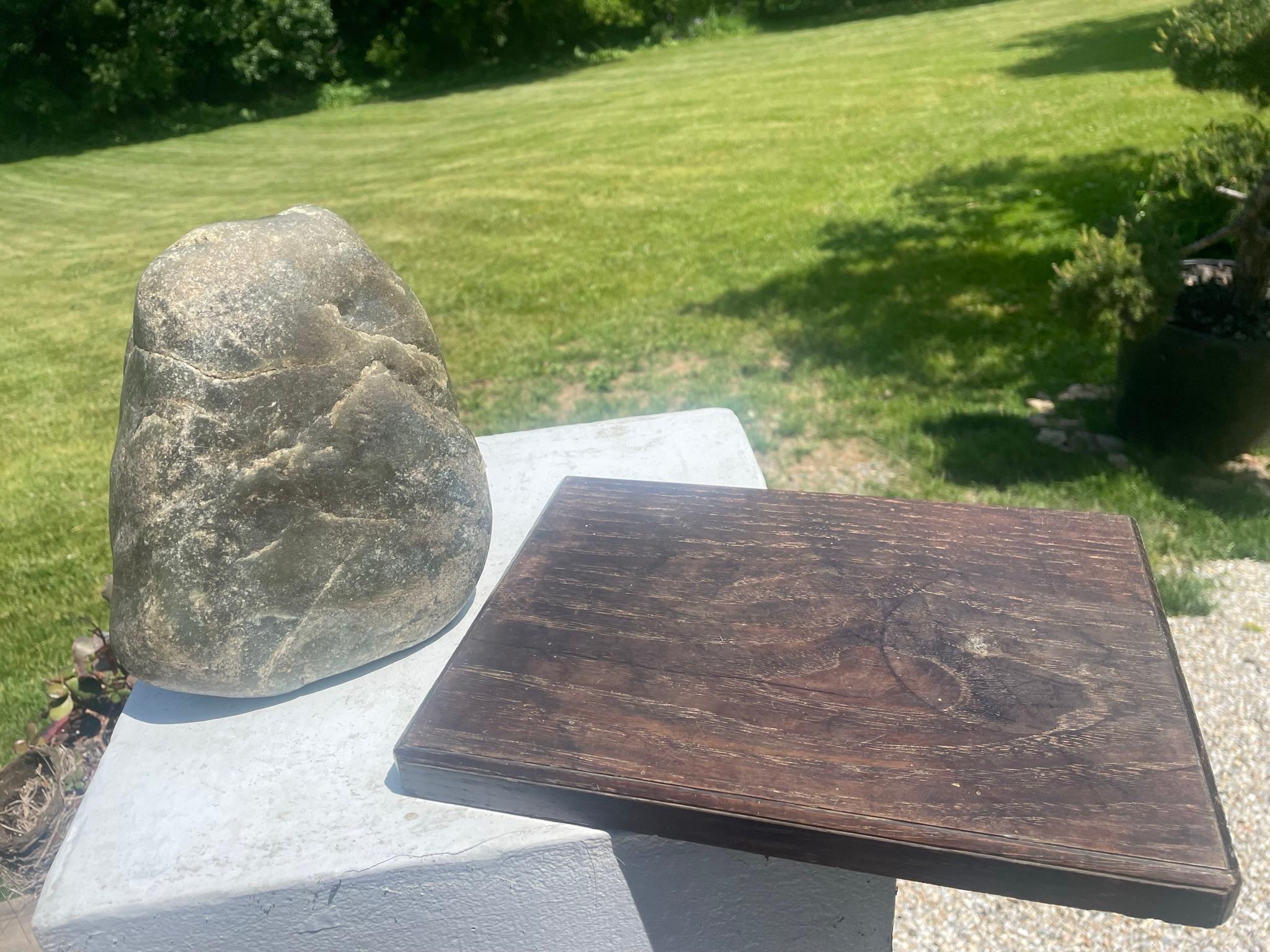 Jade Naturel Chinois Khotan Scholar Rock Viewing Stone With Display Base en vente 6