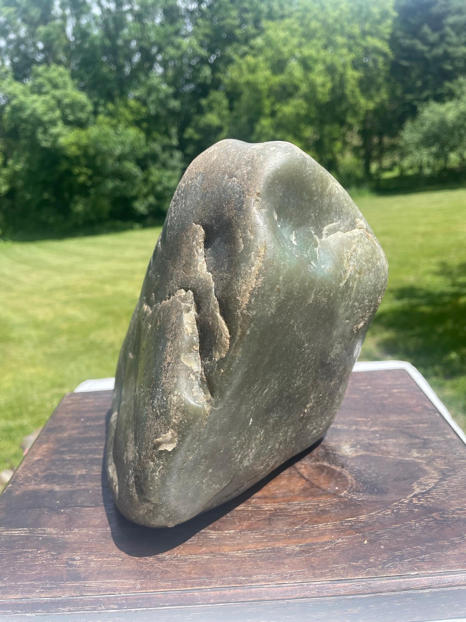 Sculpté à la main Jade Naturel Chinois Khotan Scholar Rock Viewing Stone With Display Base en vente
