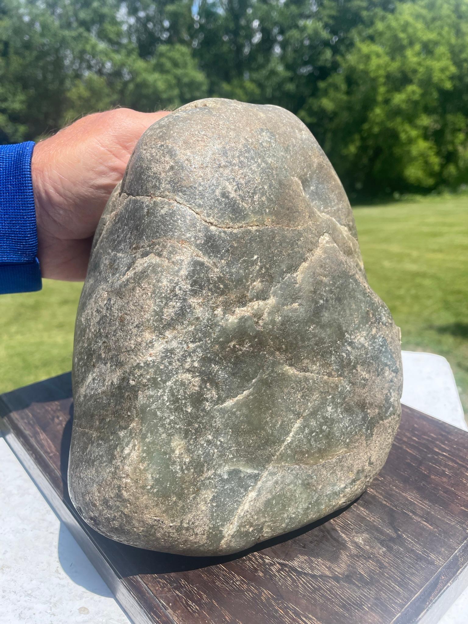 Pierre Jade Naturel Chinois Khotan Scholar Rock Viewing Stone With Display Base en vente