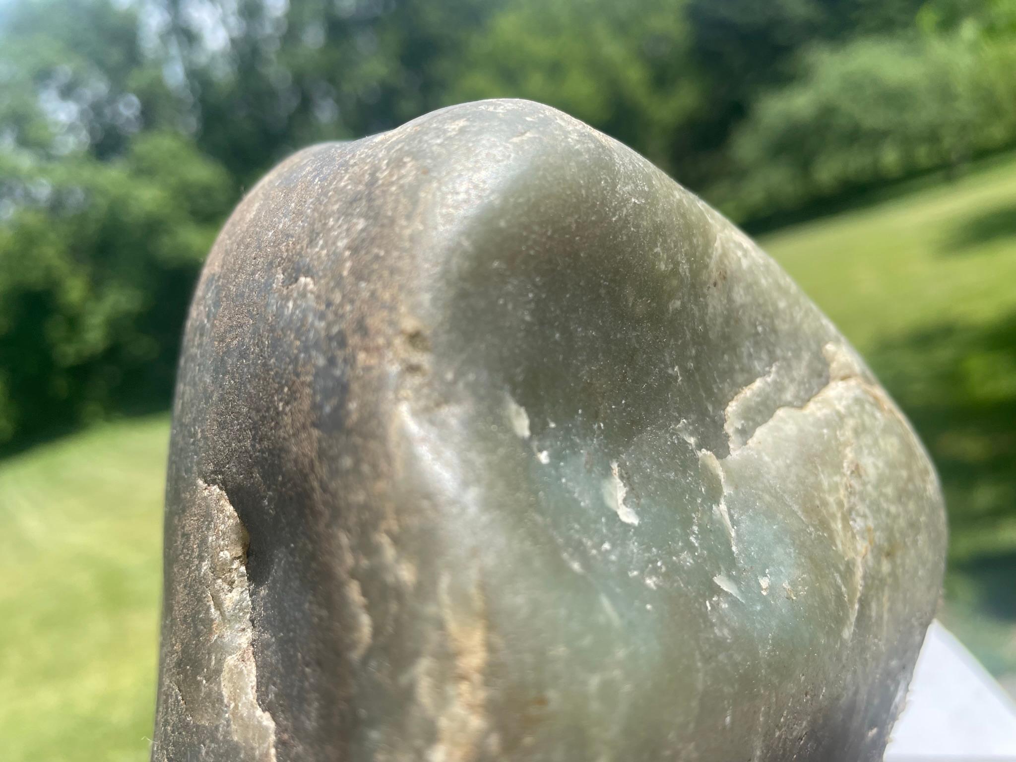 Jade Naturel Chinois Khotan Scholar Rock Viewing Stone With Display Base en vente 1