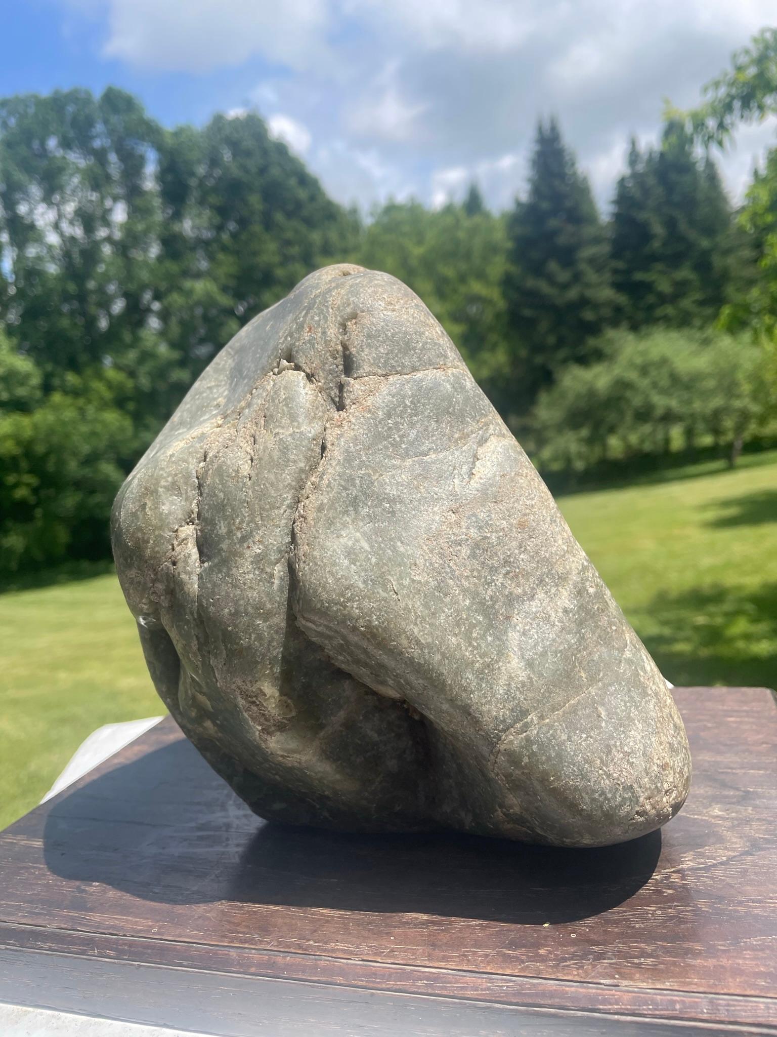 Jade Naturel Chinois Khotan Scholar Rock Viewing Stone With Display Base en vente 3