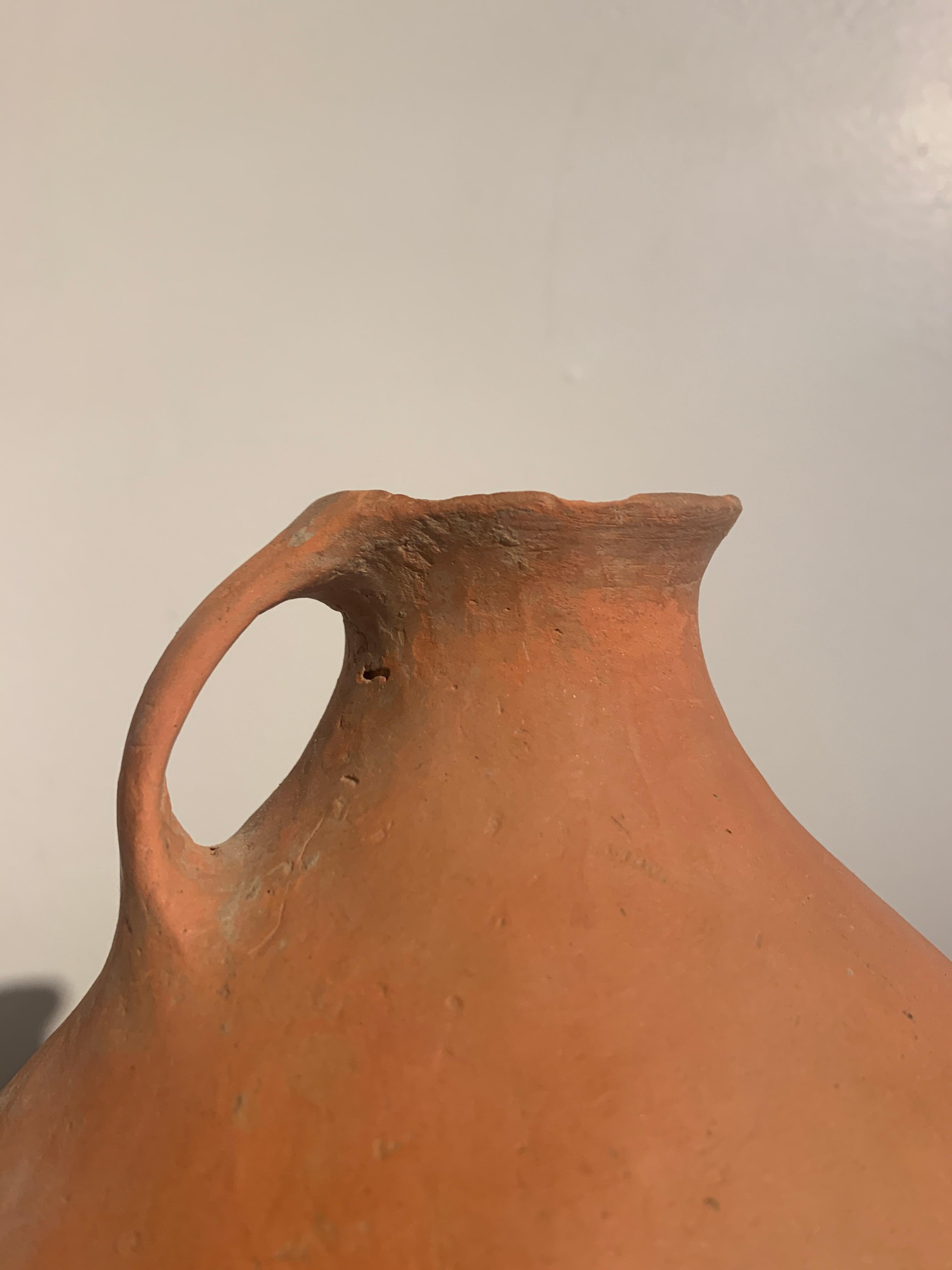 Cuit Vase en poterie rouge de la culture néolithique chinoise Qijia, 2200 avant J.-C. - 1600 après J.-C., Chine en vente