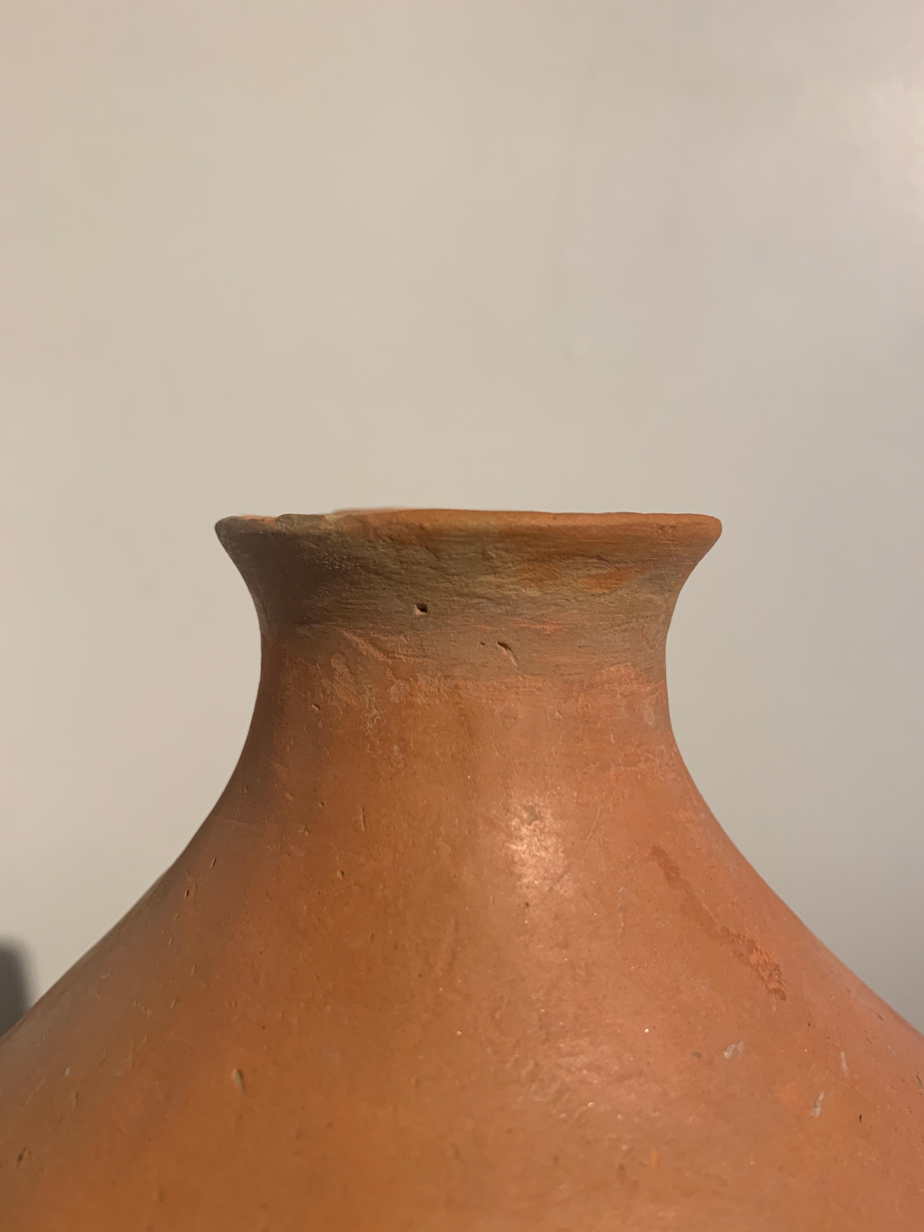 Vase en poterie rouge de la culture néolithique chinoise Qijia, 2200 avant J.-C. - 1600 après J.-C., Chine Bon état - En vente à Austin, TX
