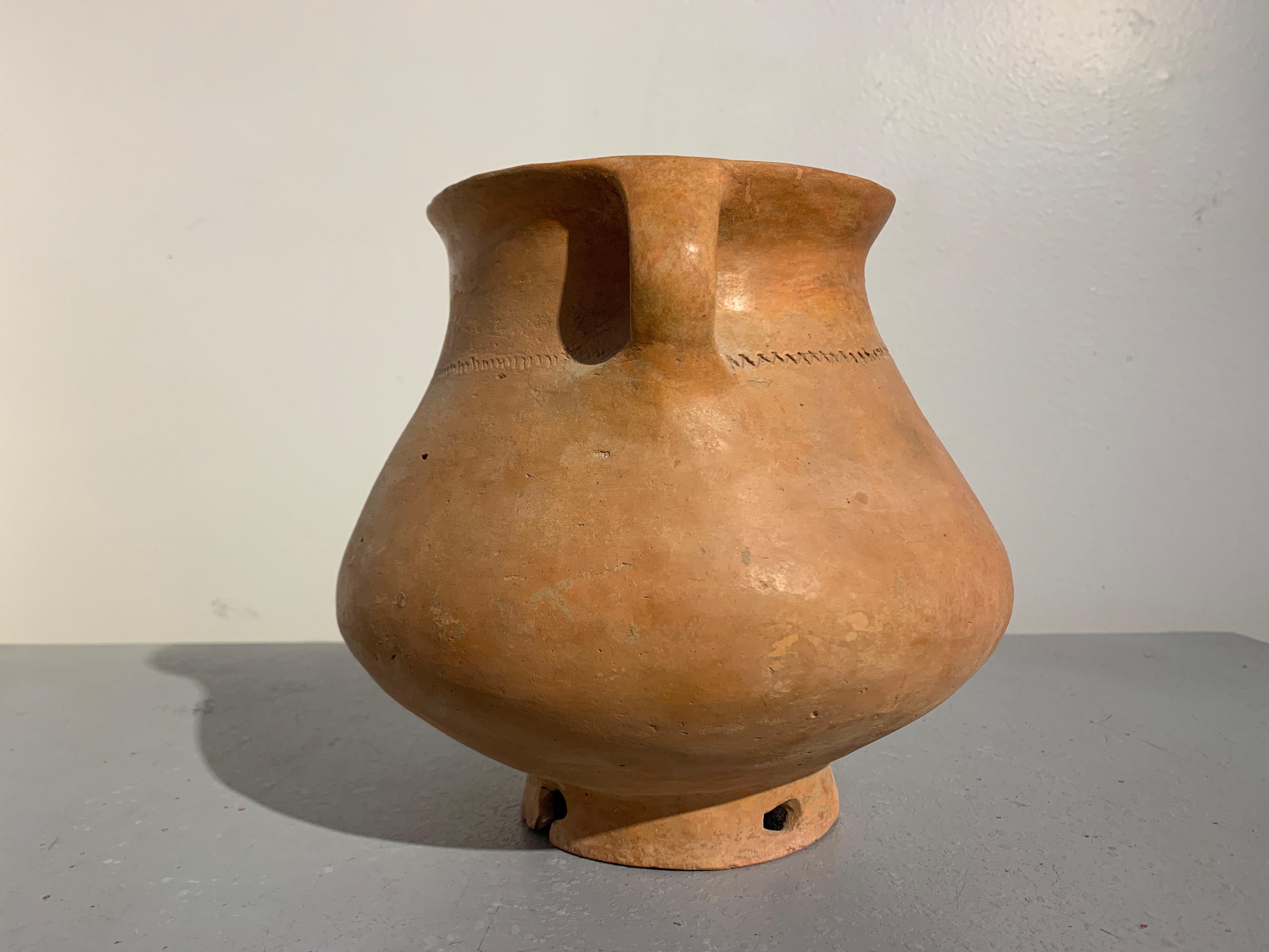 Chinois Vase en poterie rouge de la culture néolithique chinoise Qijia, 2200 avant J.-C. - 1600 après J.-C., Chine en vente