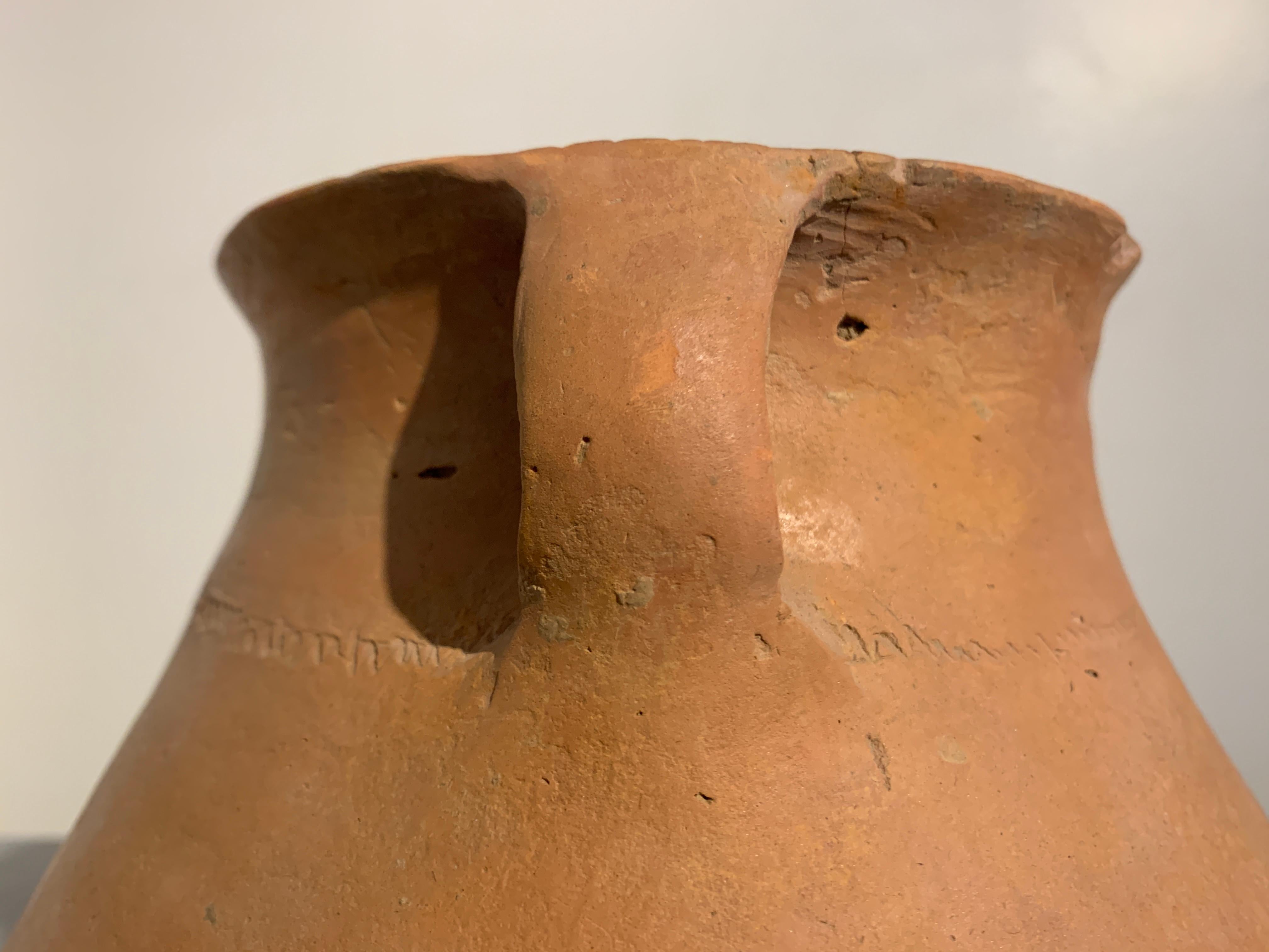 Cuit Vase en poterie rouge de la culture néolithique chinoise Qijia, 2200 avant J.-C. - 1600 après J.-C., Chine en vente